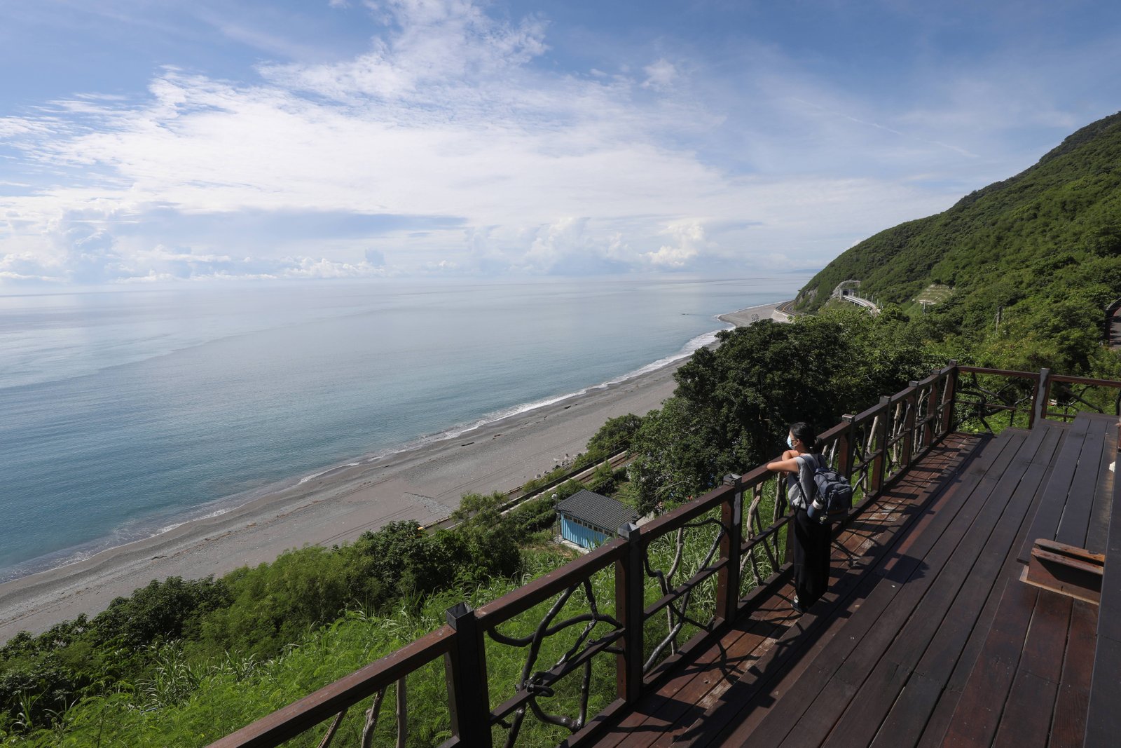 在南迴沿線部落可眺望湛藍美麗的太平洋。（攝影／陳卓邦）