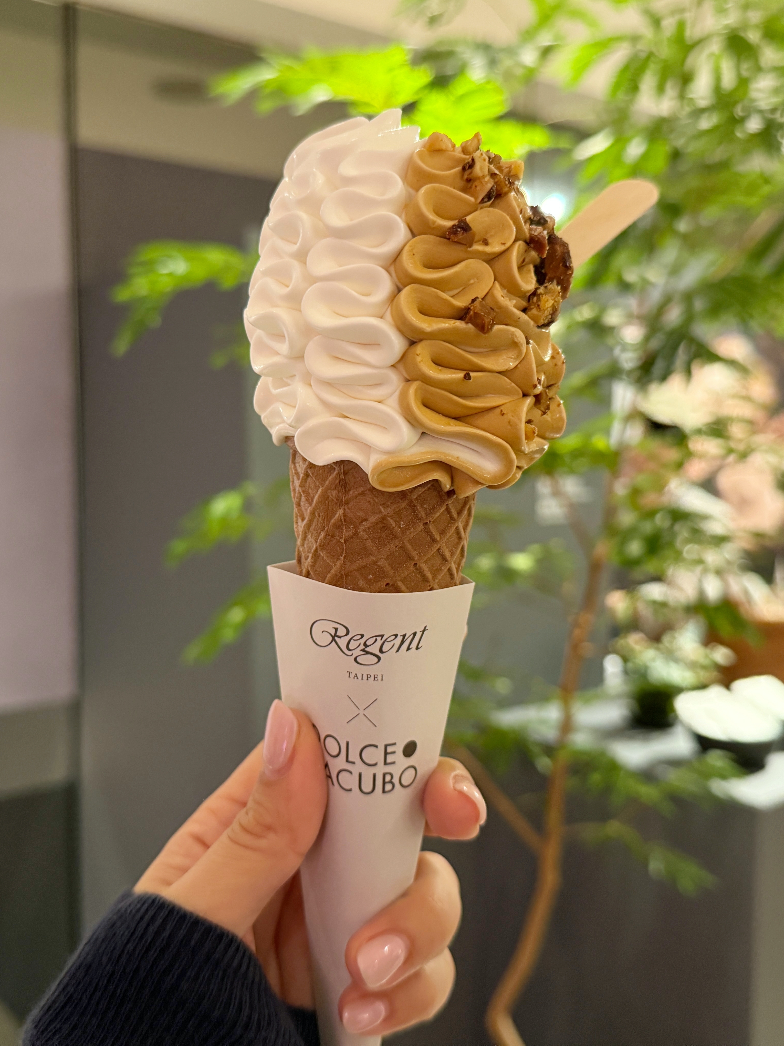 繡球花造型的「花漾霜淇淋」，主廚特別研發的鹽之花焦糖口味超有人氣。（280元／支）