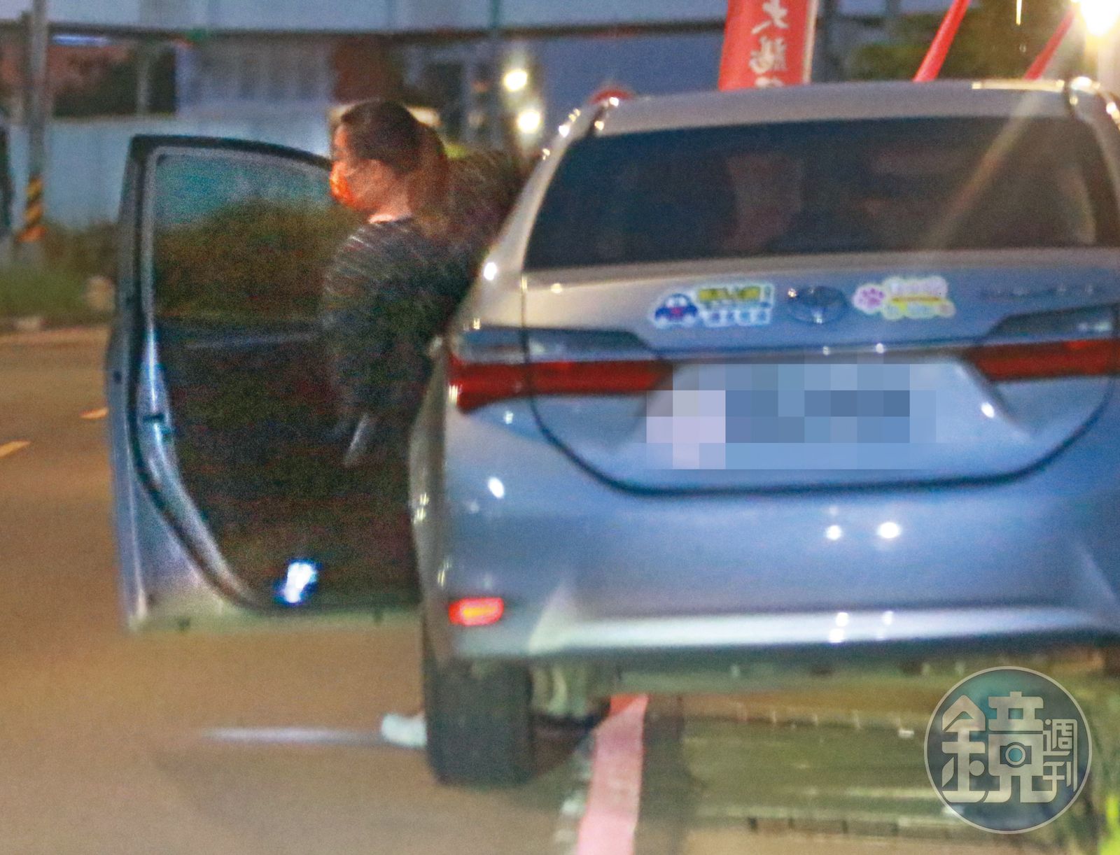 19：07　蘿拉下班後和老闆娘去看球，車上貼滿「新手駕駛」貼紙的她，途中卻跟丟，還紅線違停