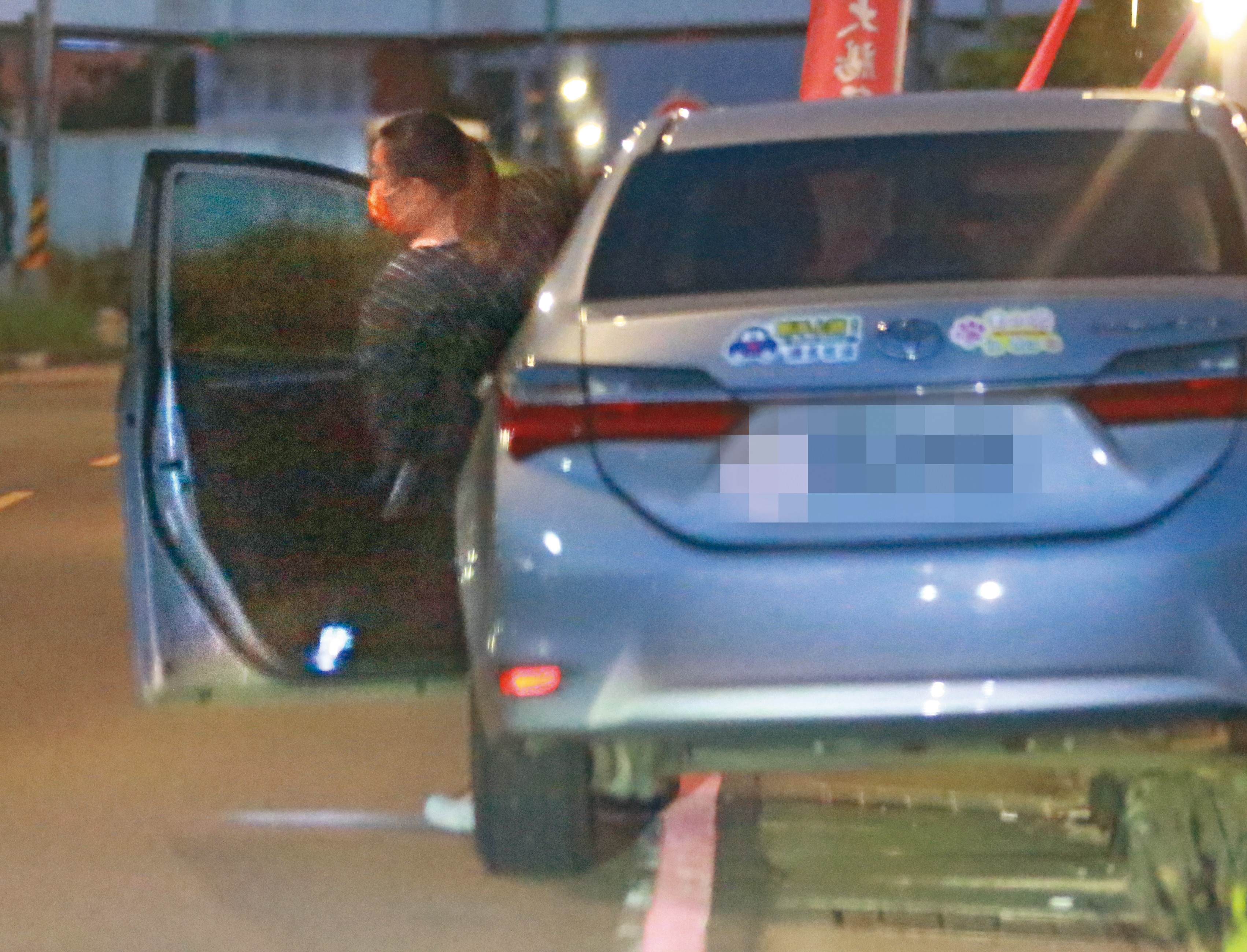 19：07　蘿拉下班後和老闆娘去看球，車上貼滿「新手駕駛」貼紙的她，途中卻跟丟，還紅線違停。
