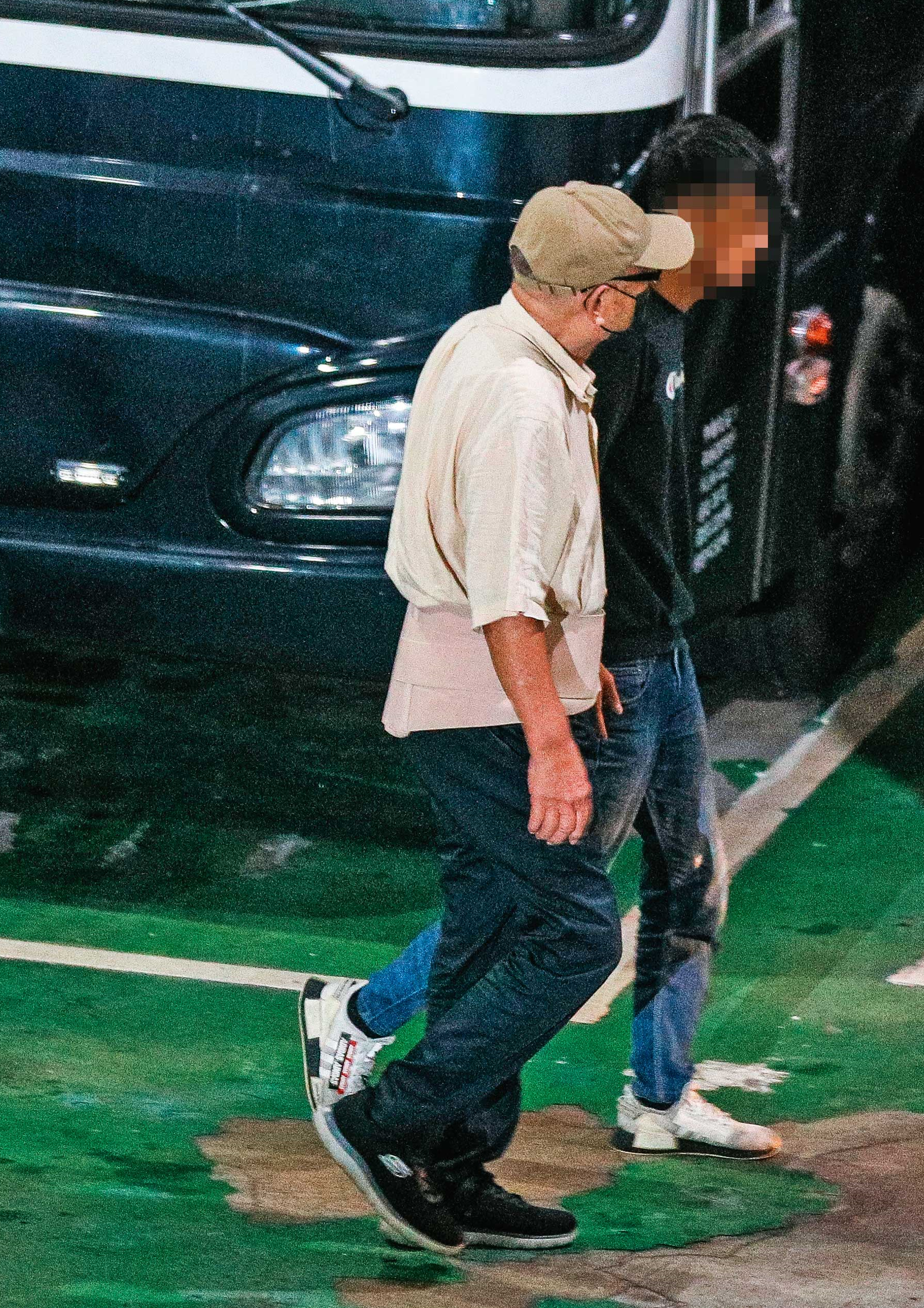 朱亞虎（左）坦承行賄210萬元後遭收押，檢廉正比對他經手的其他金流。