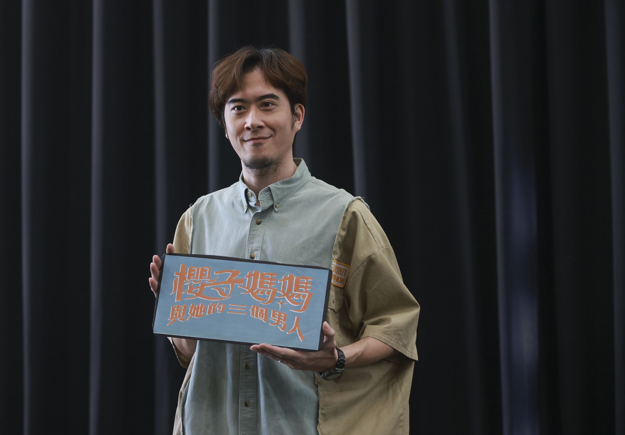 王為腸躁症讓愛妻方宥心在廁所前對戲。（瘋戲樂工作室）