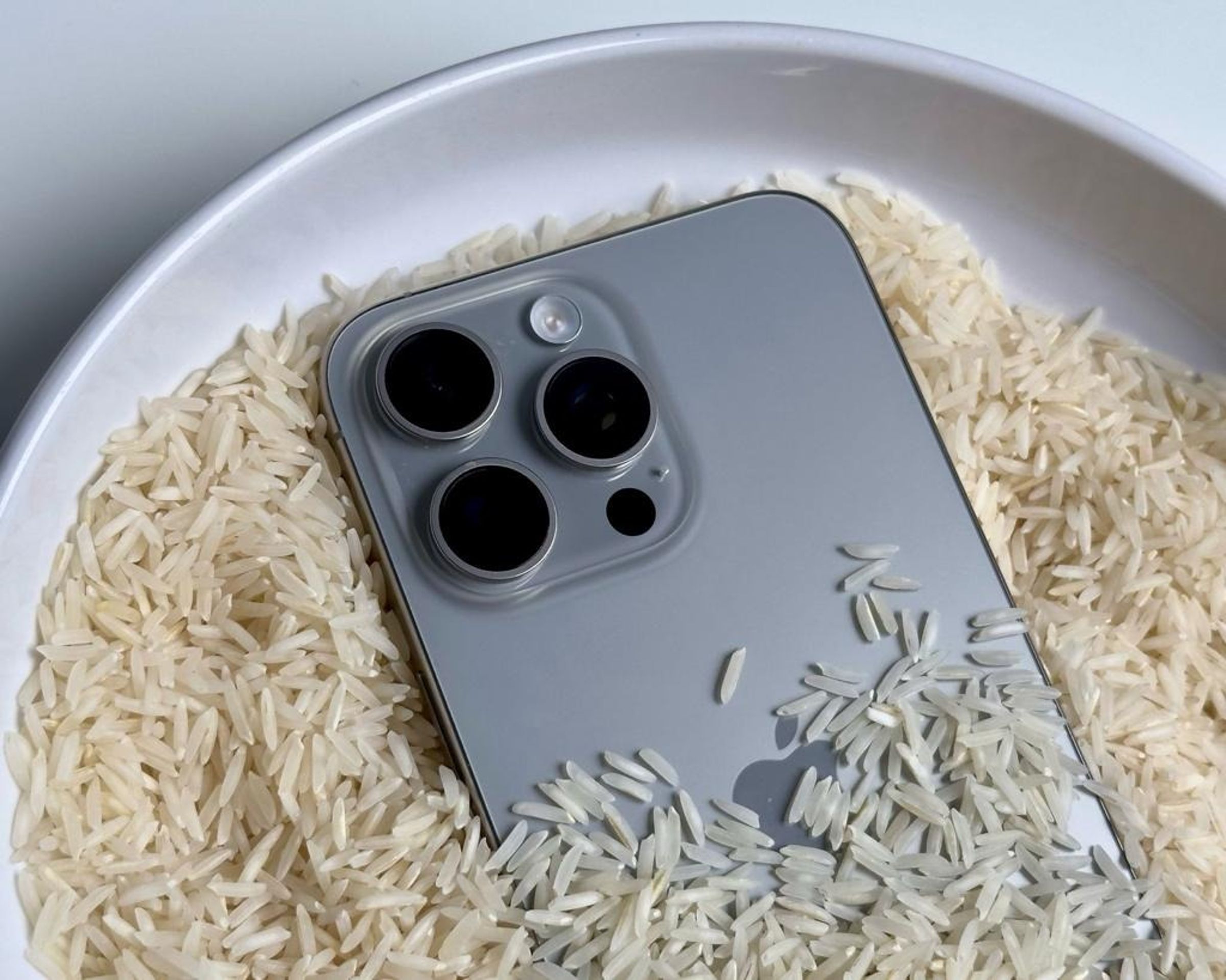 iPhone若進水,坊間謠傳可將手機放在白米中可吸收水分,此舉遭到蘋果官方嚴正警告「恐損壞手機」。(示意圖,翻攝自推特@BDeboz)