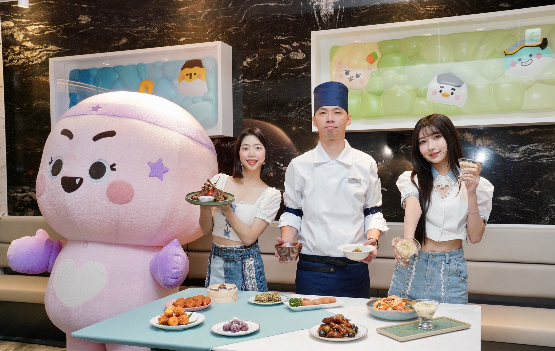 饗食天堂林口三井店熱鬧開幕，饗食小夥伴「孔妞」與台鋼雄鷹啦啦隊女神妡0（左）與一粒（右）攜手主廚介紹12道限定菜色。（攝影組）