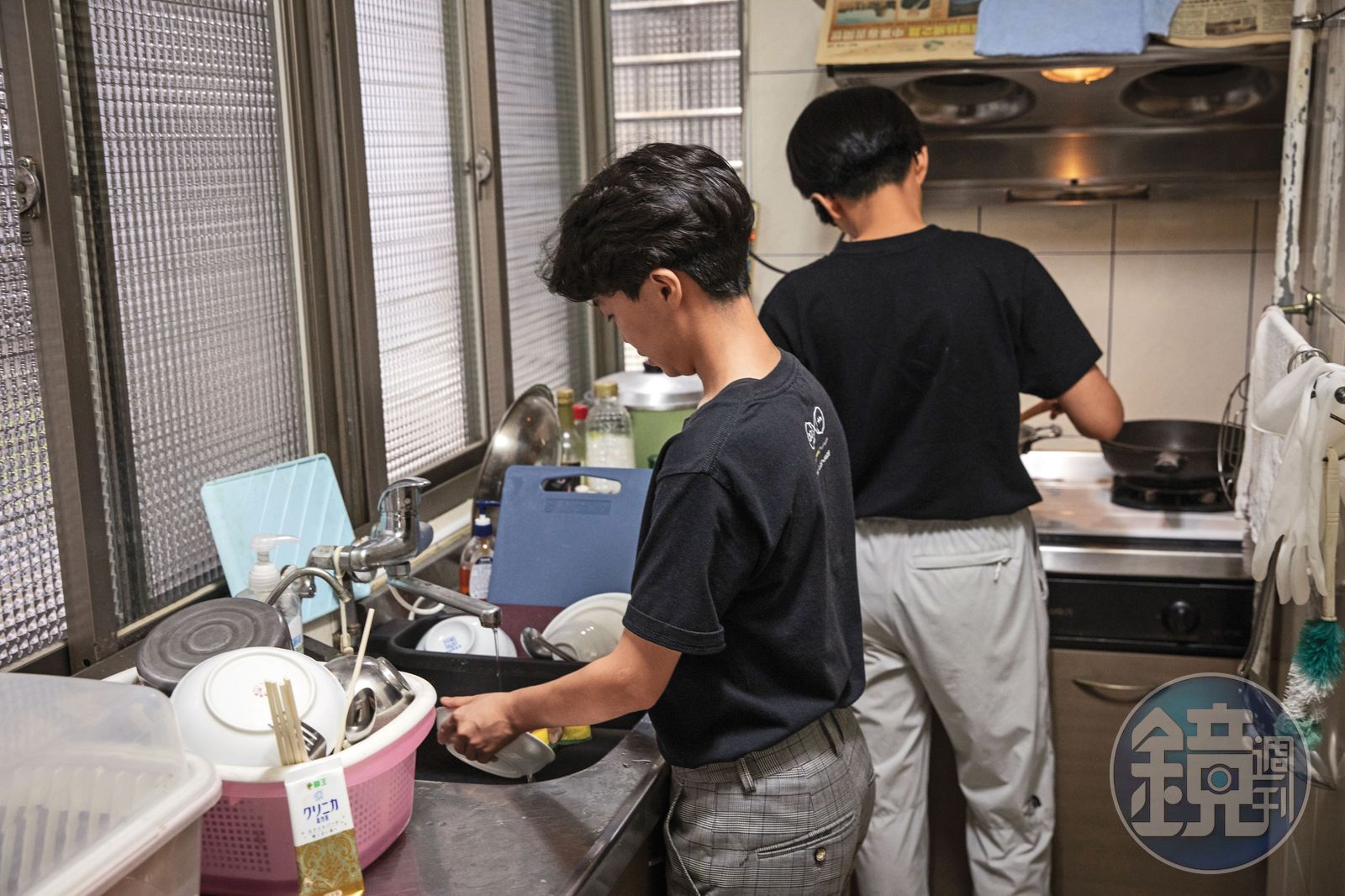 遠距離戀愛聚少離多,婚後蔡佳樺(前)與Vicky(後)一起居家生活。(圖/鏡週刊提供)