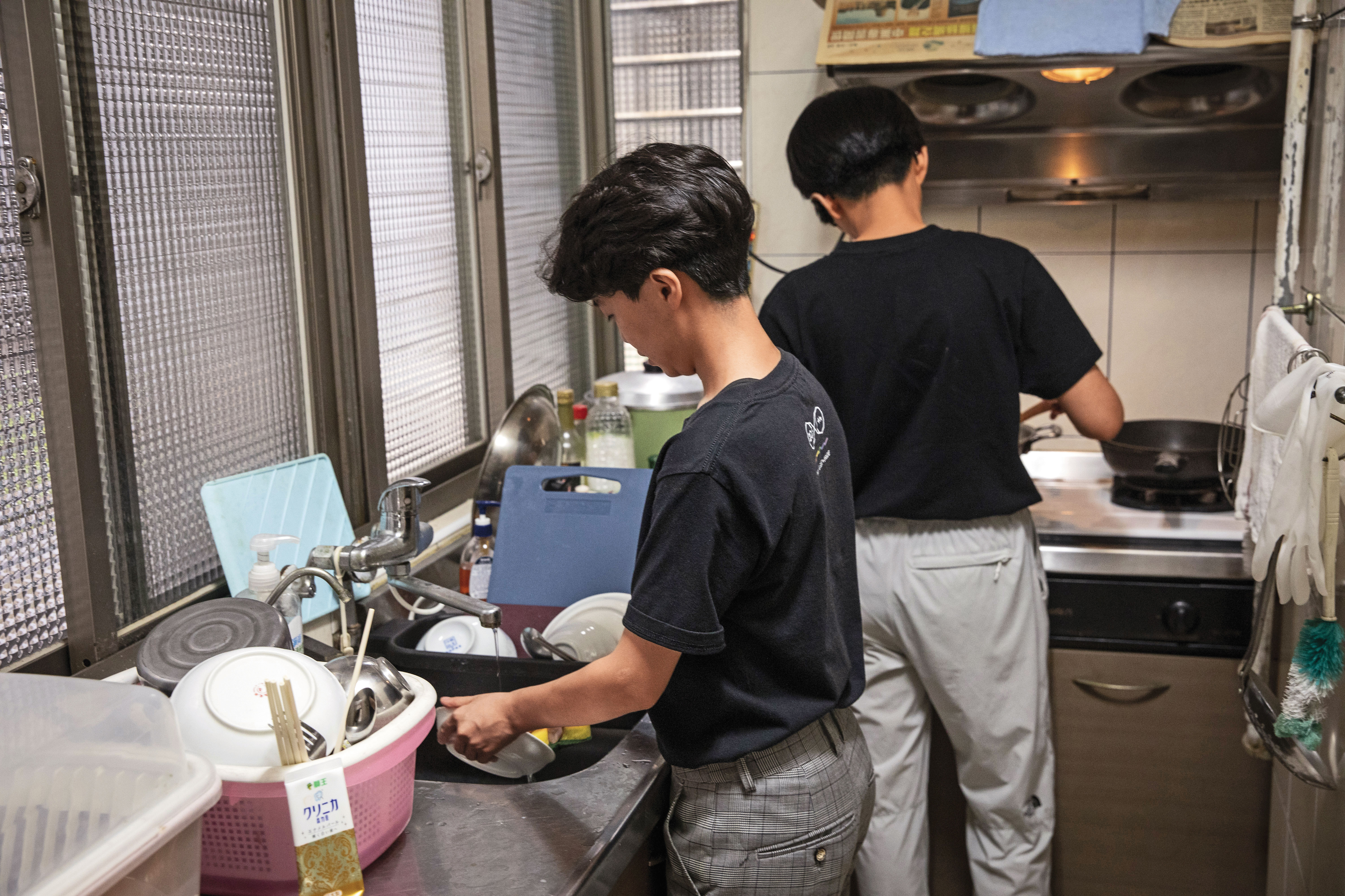 遠距離戀愛聚少離多，婚後蔡佳樺（前）與Vicky（後）一起居家生活。