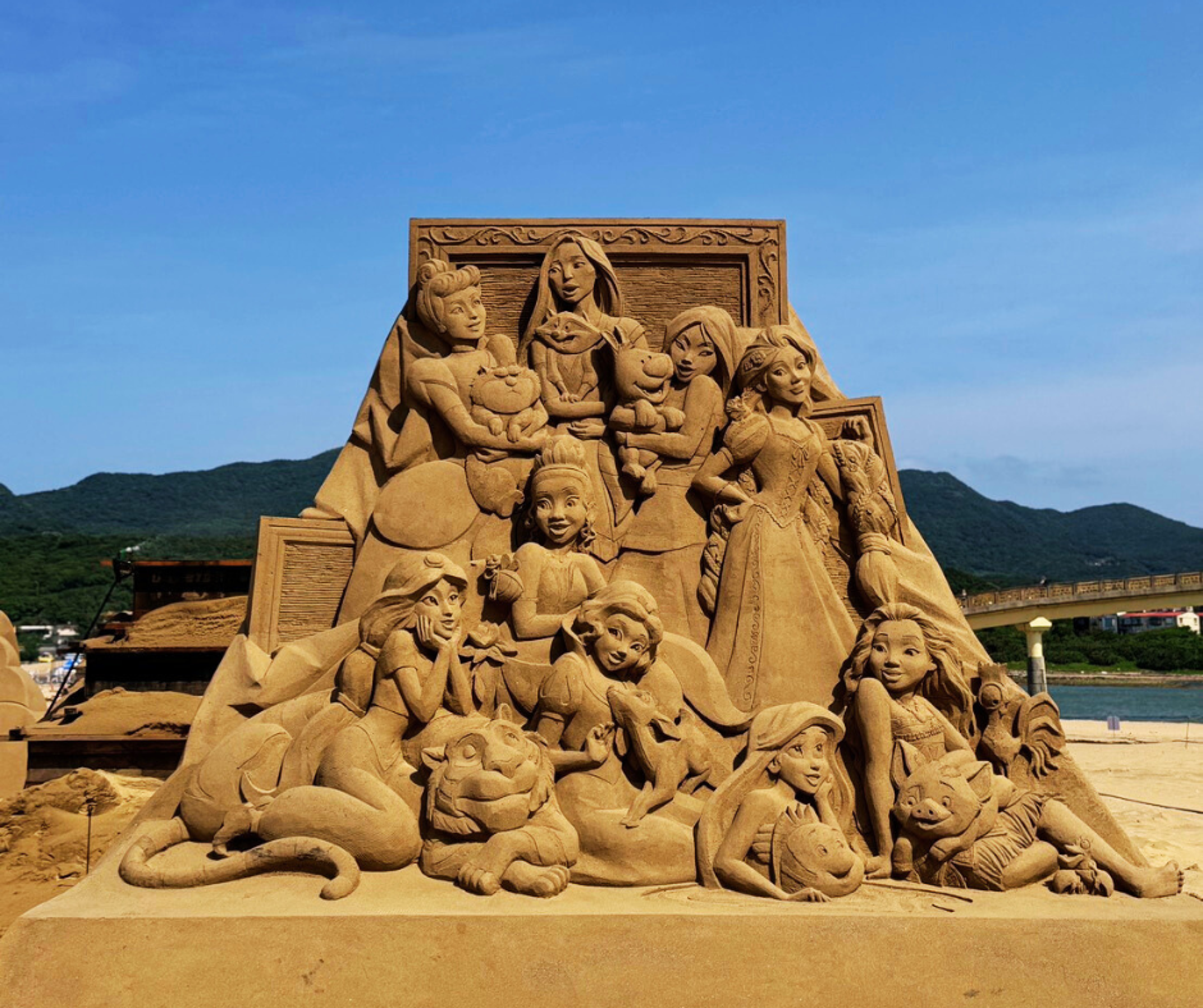 今年福隆國際沙雕藝術季以迪士尼為主題，有許多知名卡通人物登場，圖為迪士尼公主與夥伴們。（福容大飯店提供）