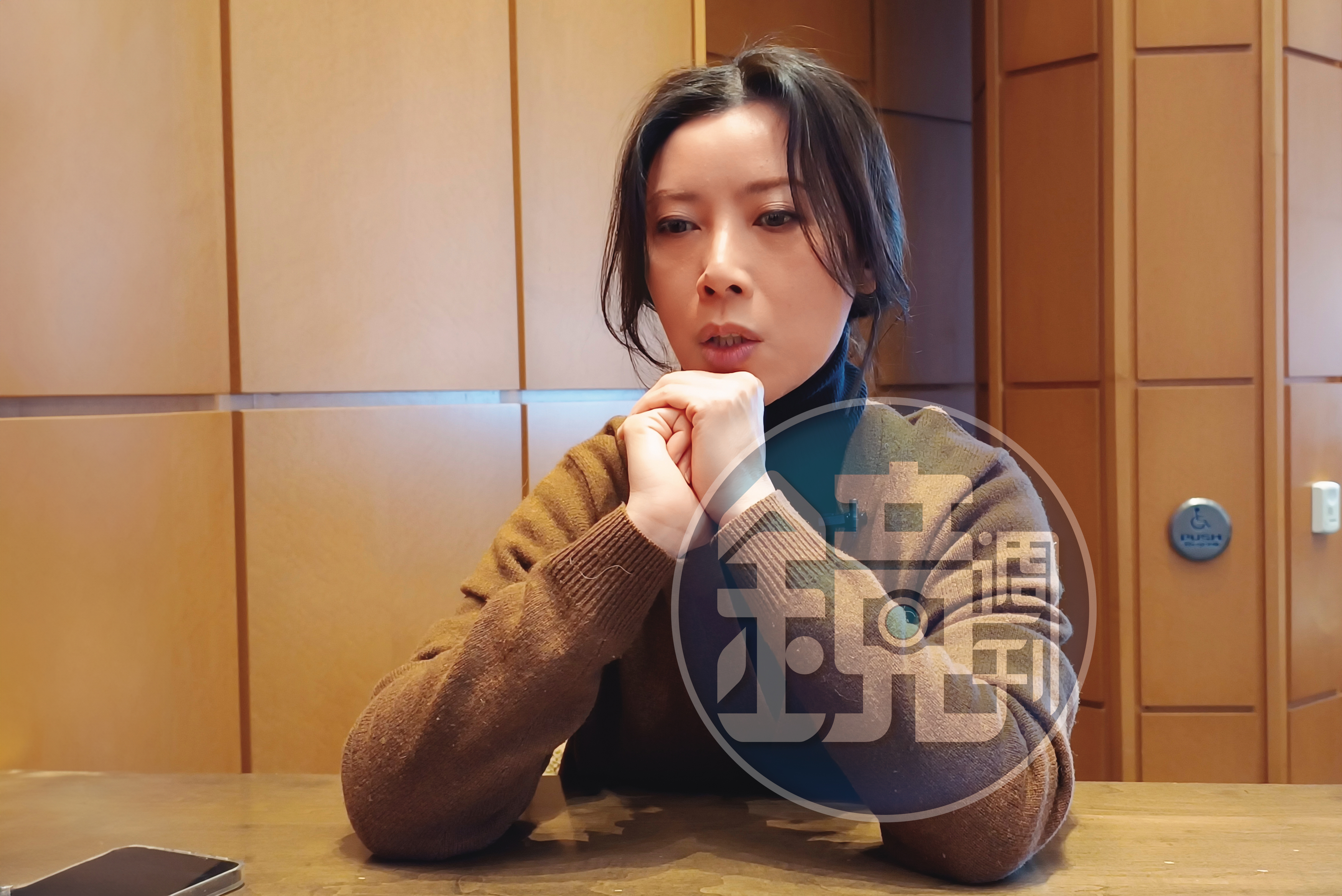 貴婦奈奈考慮後,同意本刊採訪,她說自己靠打零工過活,發傳單、清潔工都做過,連頭髮都自己剪,生活並非外界所想的豪奢。