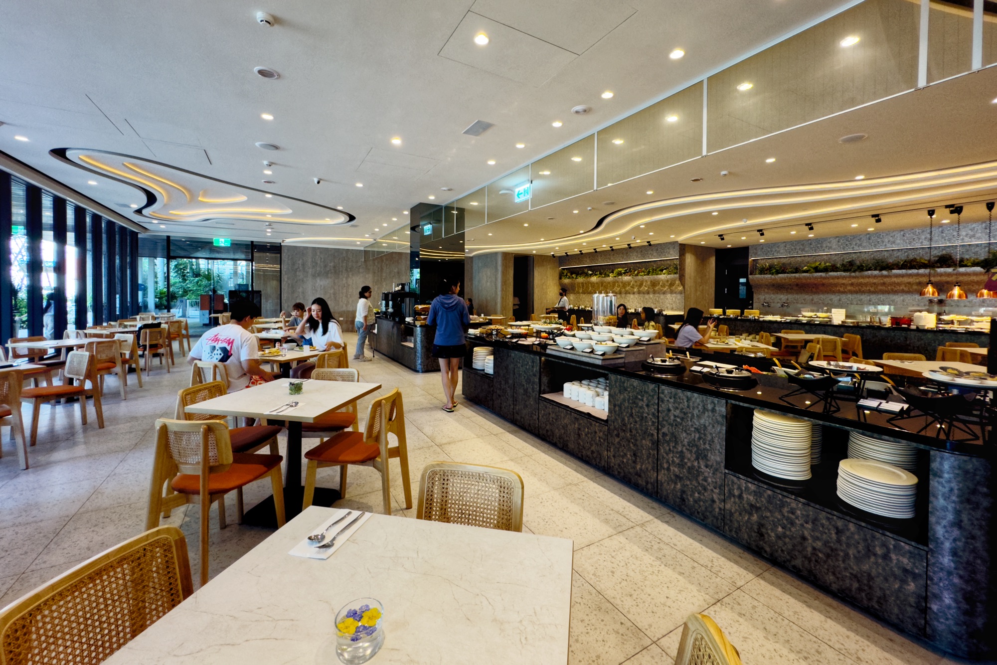 飯店早餐供應至下午13:30，讓客人可以睡到自然醒，再悠閒享用早午餐。
