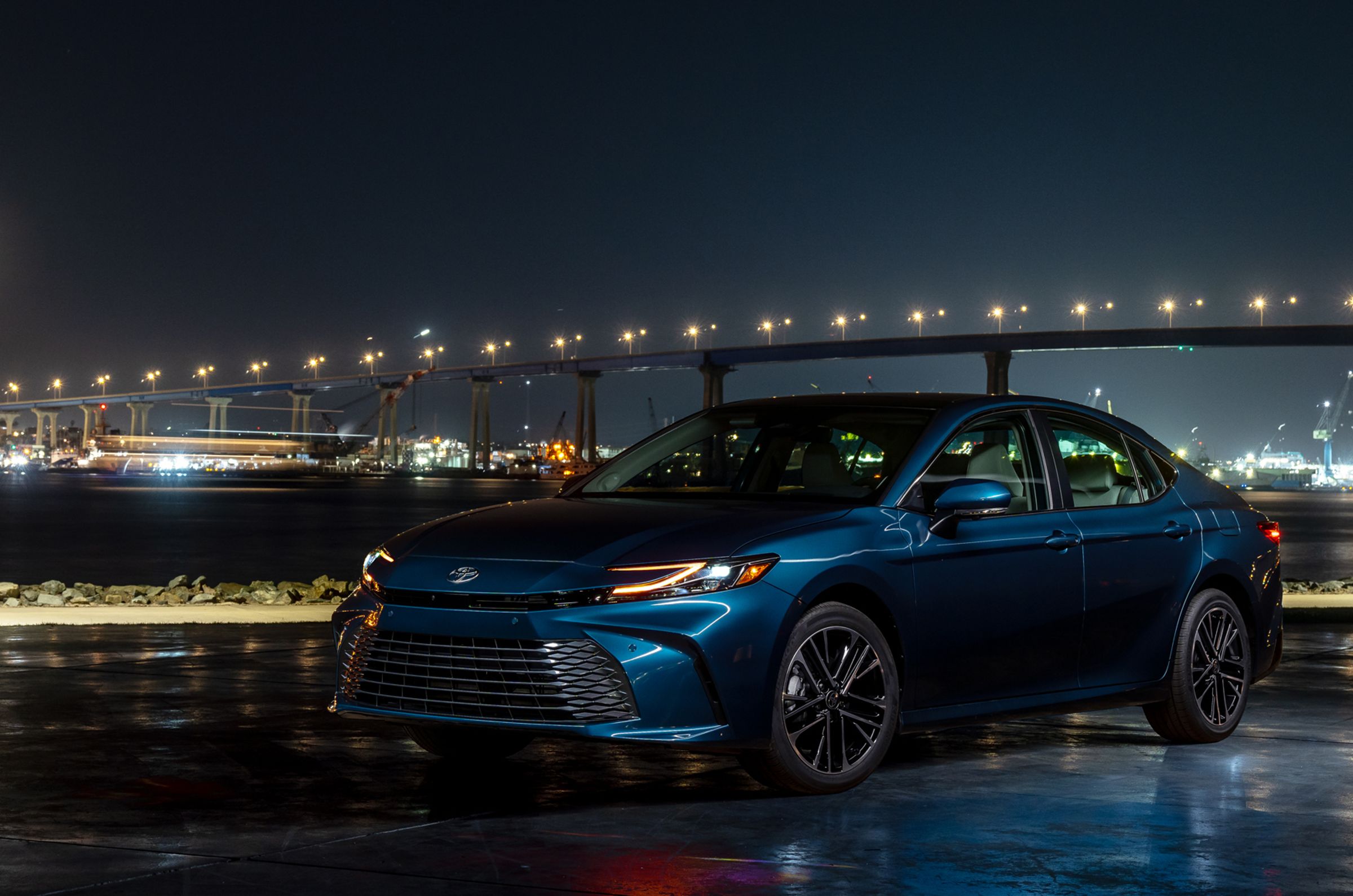 全新設計的 Camry以高級、科技和動感的特質，為注重外觀風格的車主們帶來絕佳選擇，車頭採雙髻鯊造型與全新下氣壩設計，水箱護罩則結合橫條與菱格網狀設計，呈現出極具侵略性的前視造型。（圖為美規車款）