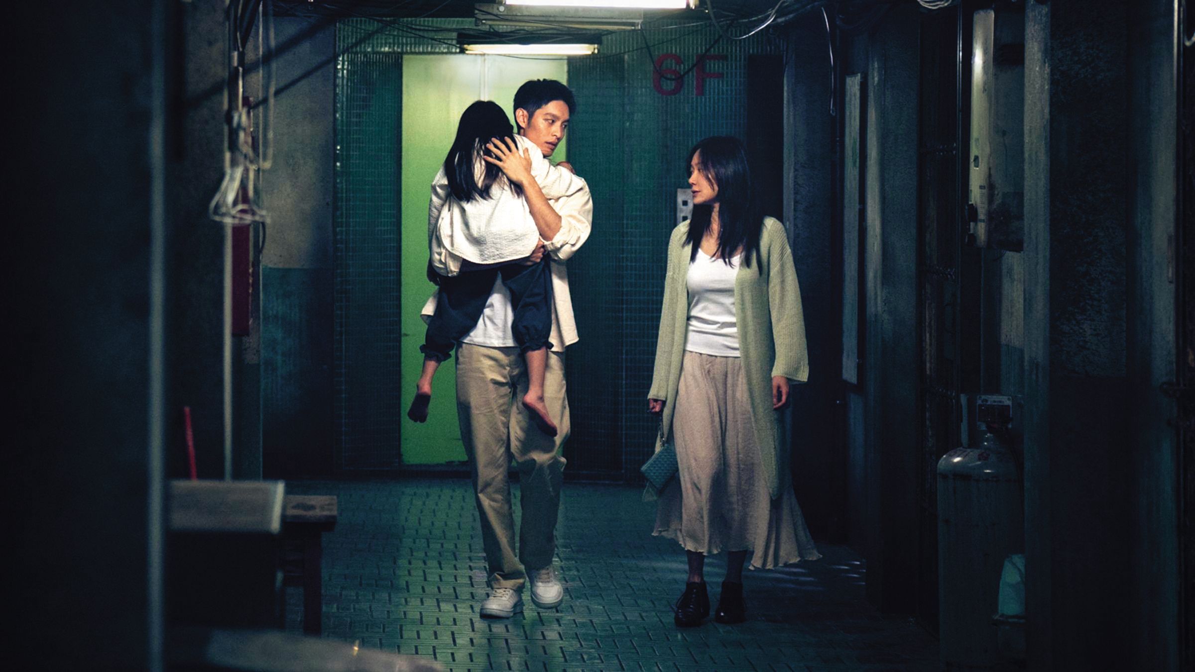 《鬼們之蝴蝶大廈》劇情從尹馨（右）攜女住進詭異的「蝴蝶大廈」開始，片中她與曹佑寧（中）還有段曖昧情愫。（翻攝自《鬼們之蝴蝶大廈》臉書）