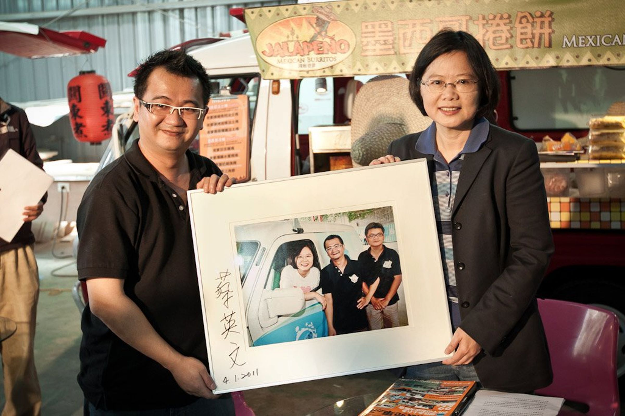 龔修賢(左)過去曾替蔡英文打造「小英號」胖卡。(翻攝蔡英文臉書)