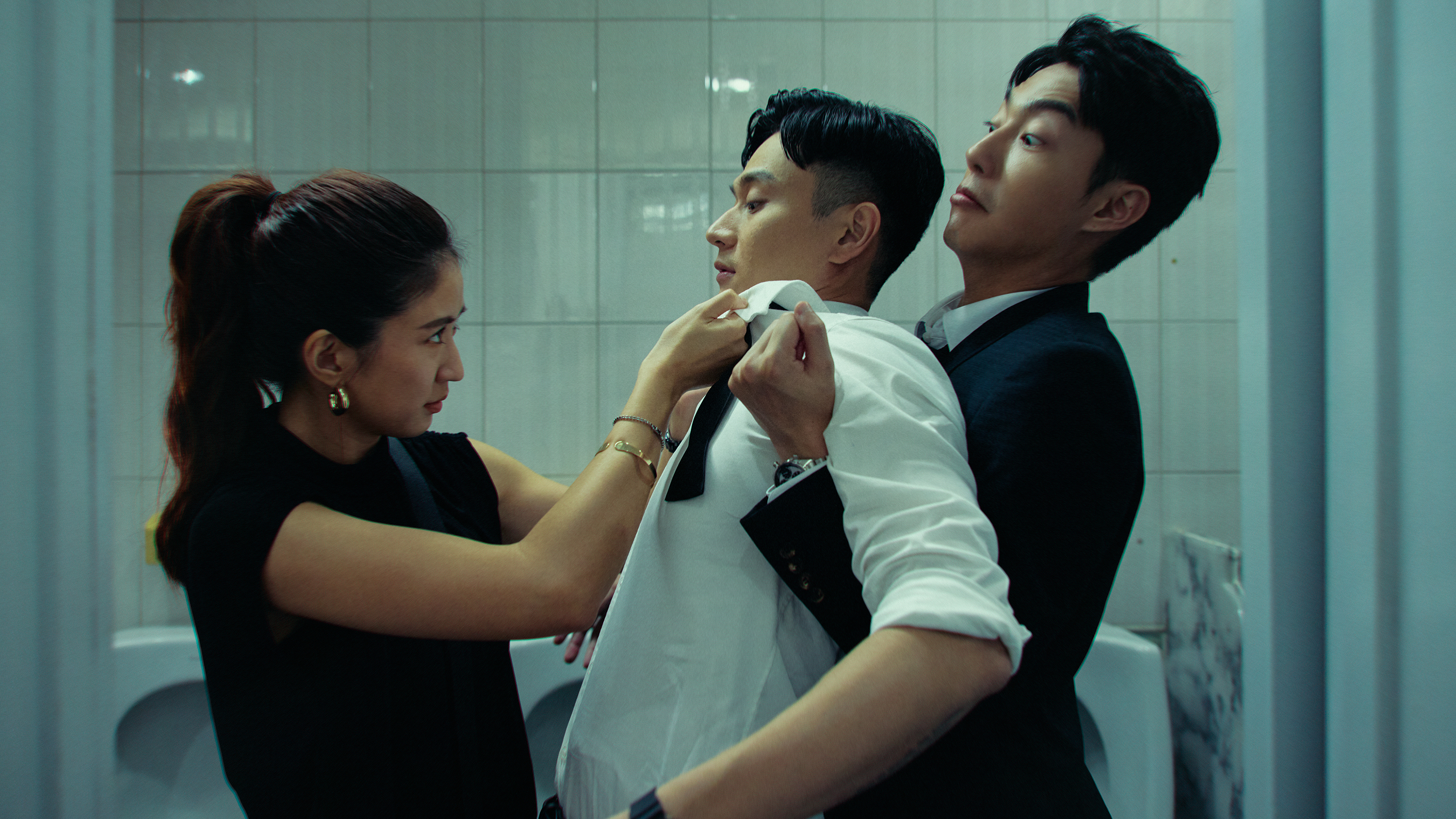 劉冠廷（中）、9m88（左）和蔡凡熙（右）為開場戲排練多次，確保走路的節奏搭得上台詞。（水花電影提供）