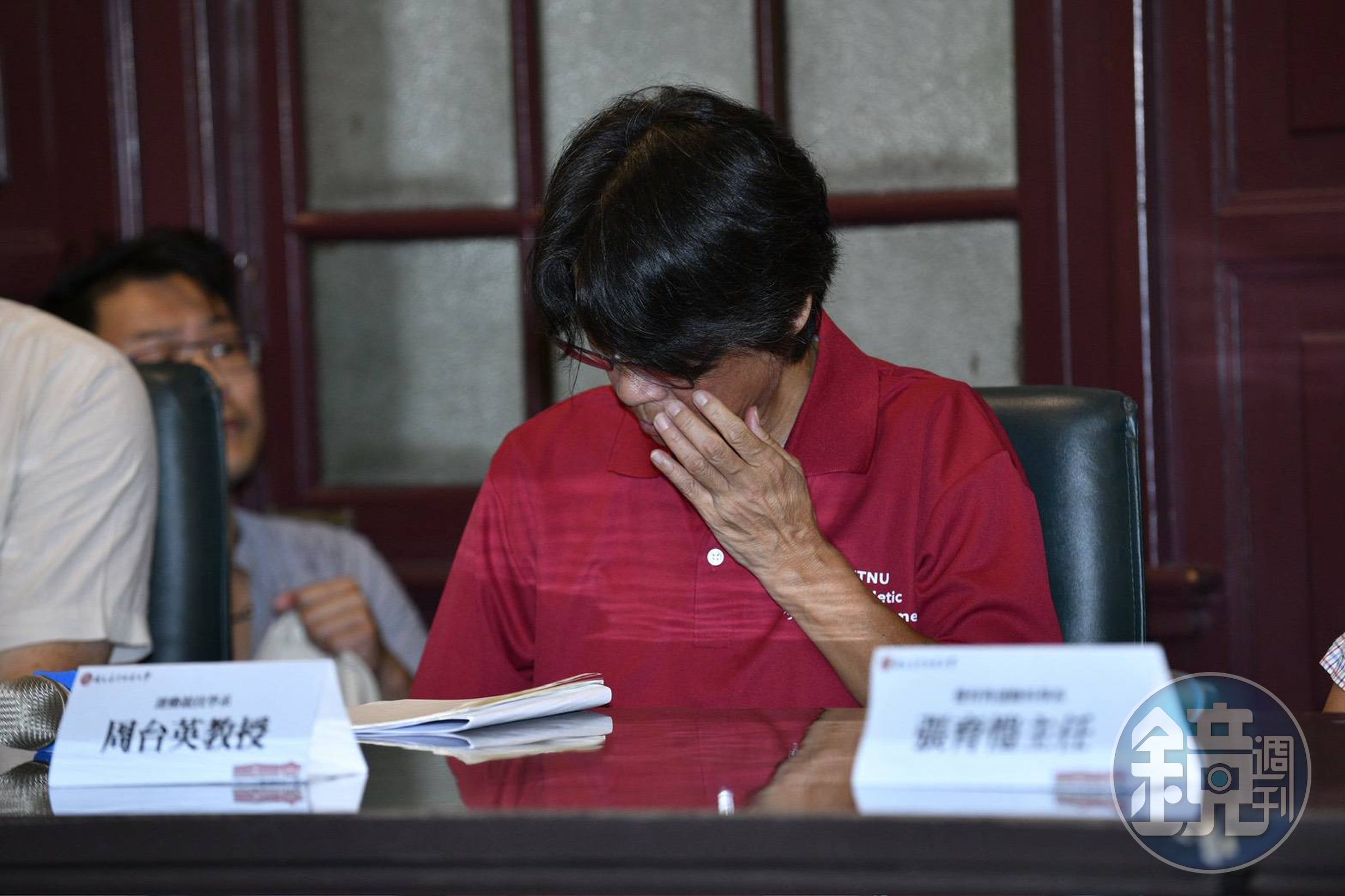 周台英在記者會上一度哽咽,盼球員原諒。(鏡報李智為攝)
