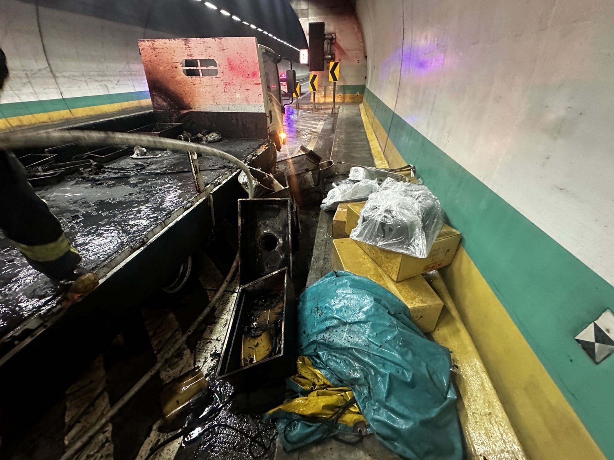 小貨車上載運水槽，不明原因突然起火。（翻攝畫面）