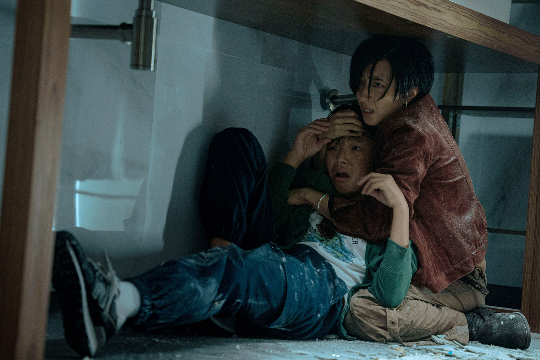 桂綸鎂(右)與楊明偉(左)在《台北追緝令》扮演出生入死的母子。(采昌國際提供)