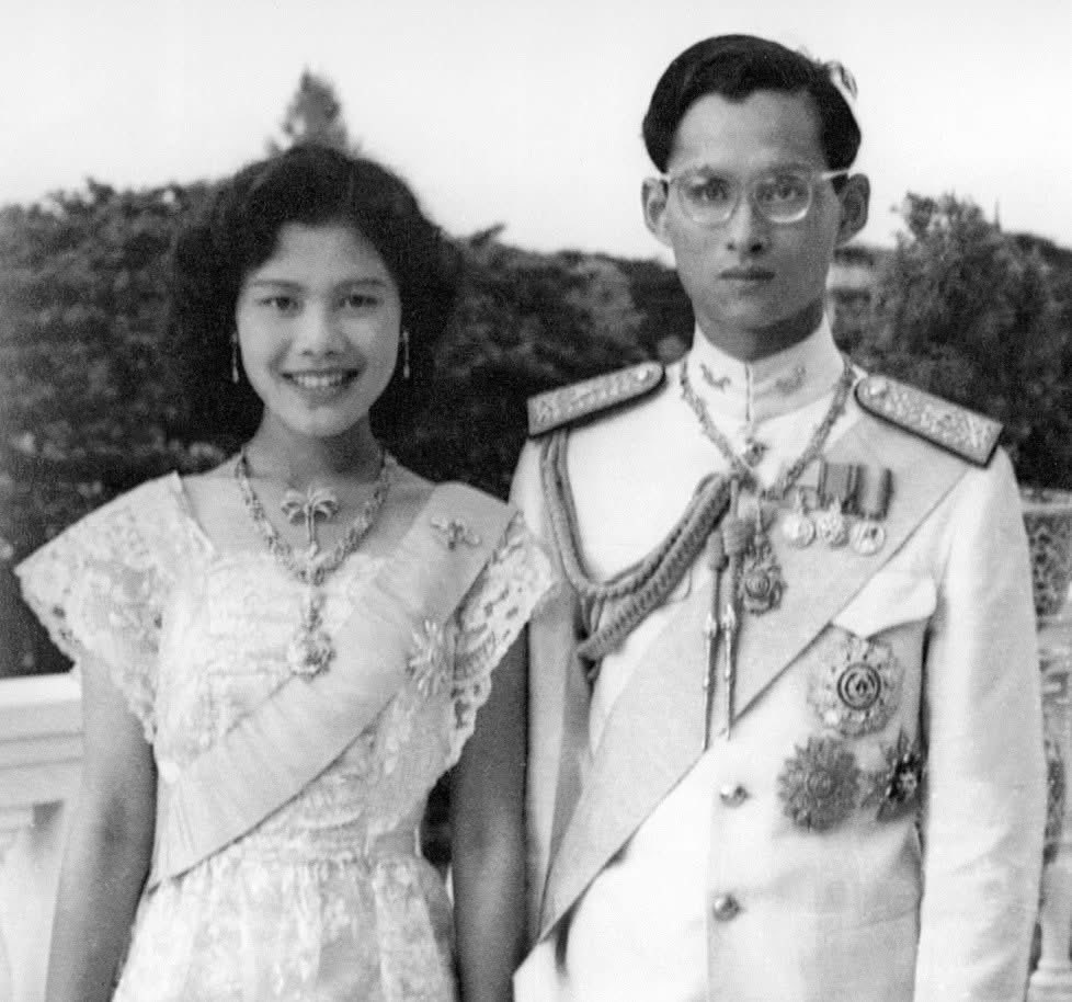 詩麗吉王太后與拉瑪九世普密蓬國王合影，兩人於1950年結婚。（翻攝X@g23nana）