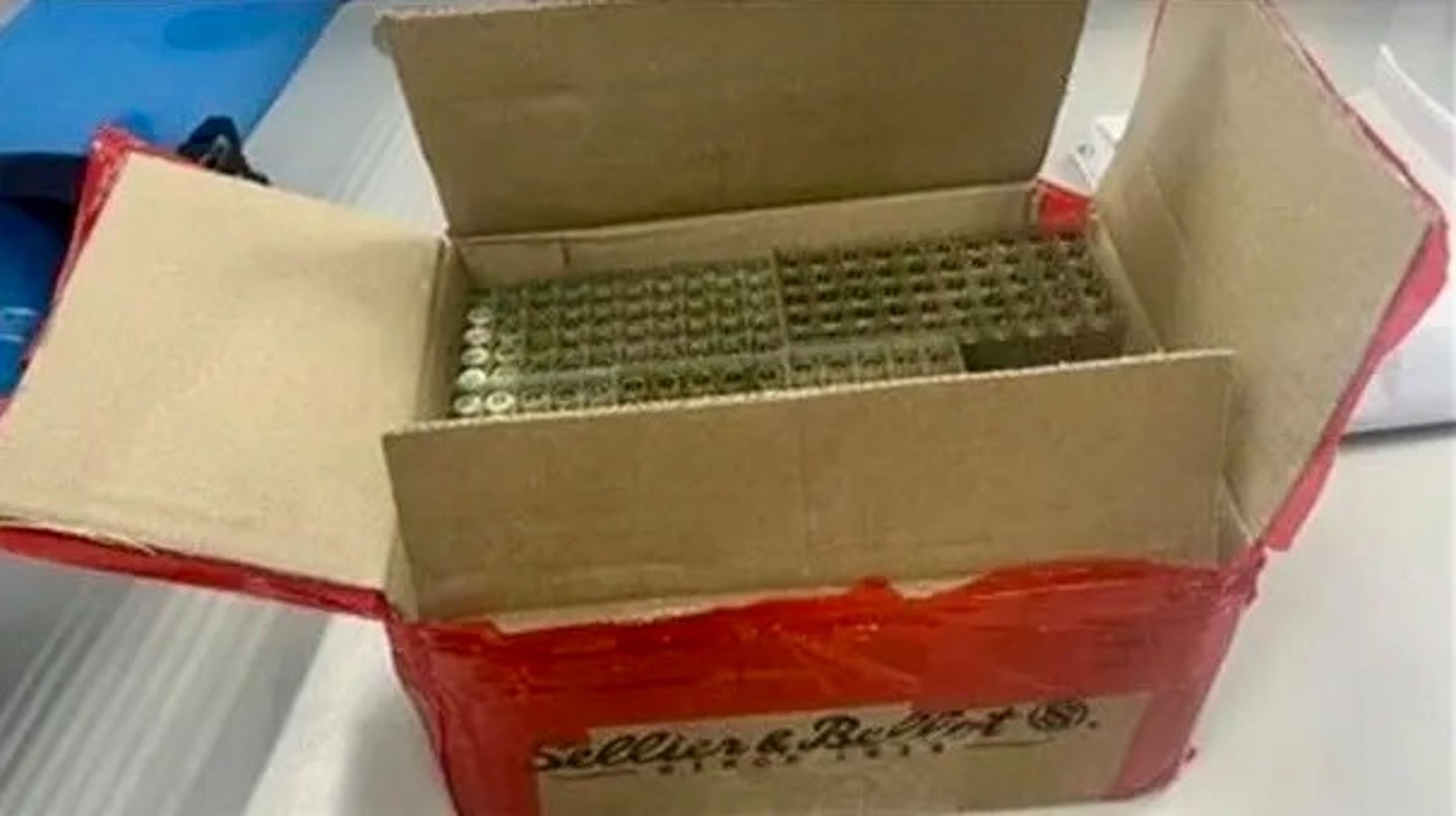 林口民眾租借YouBike發現,置物籃中竟有一箱1,200發的空彈殼。(翻攝畫面)