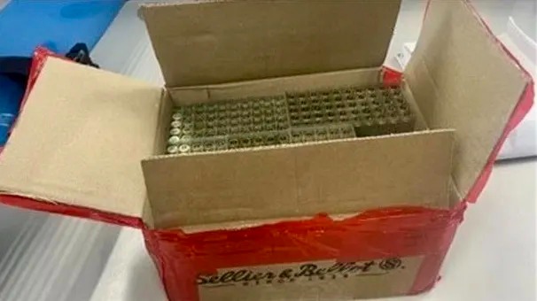 林口民眾租借YouBike發現，置物籃中竟有一箱1,200發的空彈殼。（翻攝畫面）