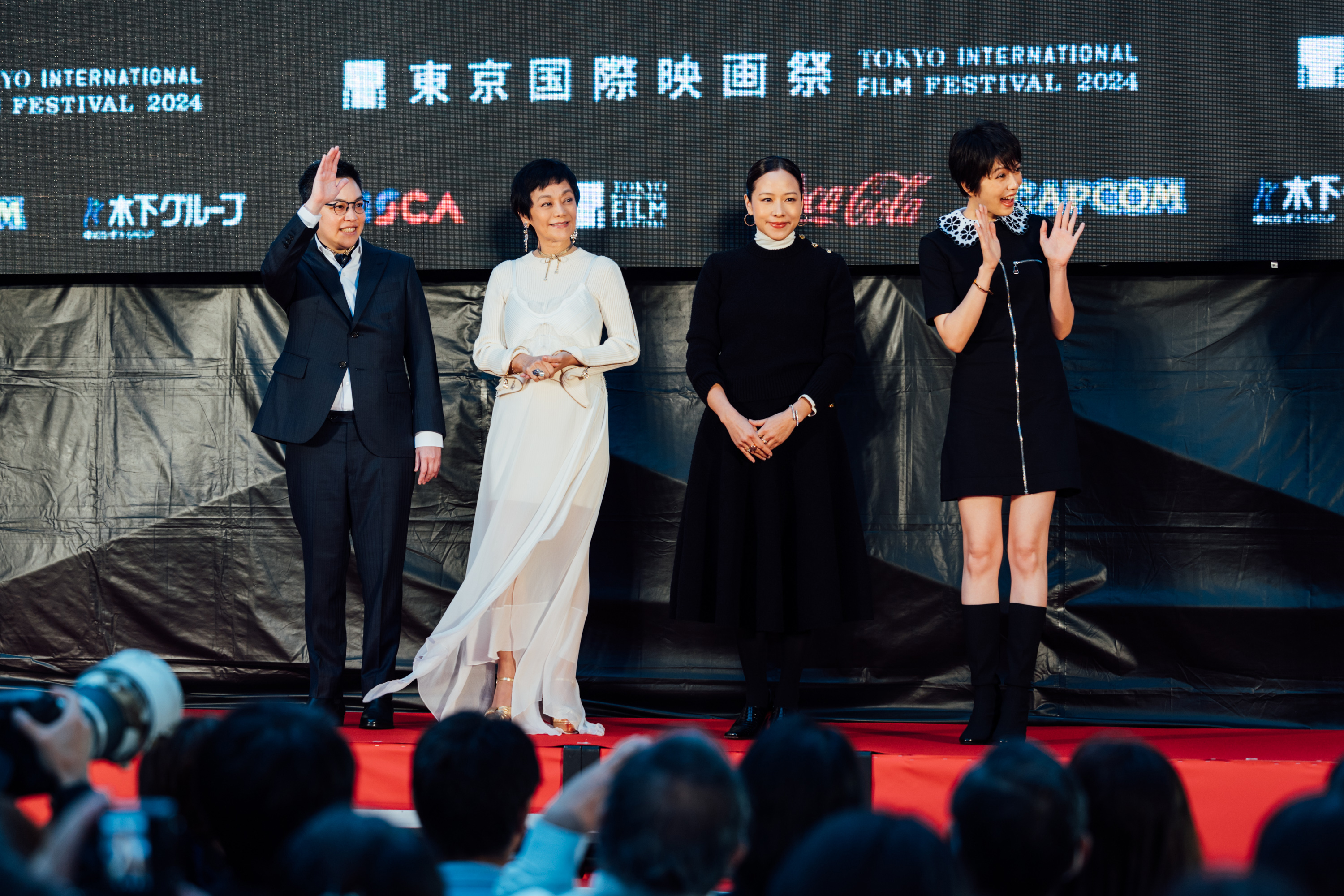 東京影展開幕式上導演黃熙（左起）、演員張艾嘉、林嘉欣、劉奕兒一起踏上紅毯亮相。（東昊影業提供）