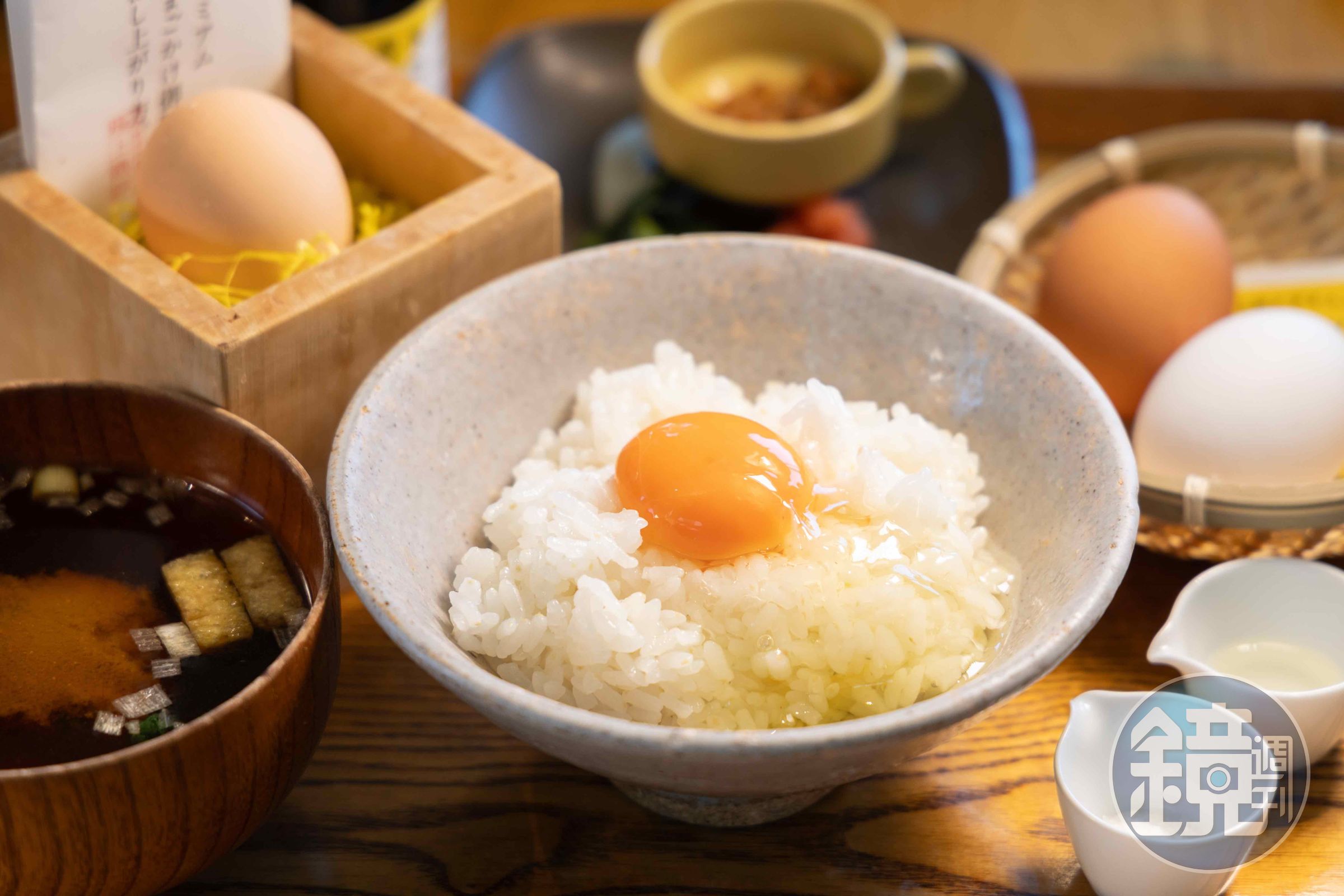 「プレミアムたまごかけご飯御膳セット」使用名古屋コーチン頂級雞蛋，搭配ろく助鹽與紫蘇油，生蛋拌飯最能展現原始蛋香。（1,780日圓／份，約NT$348）
