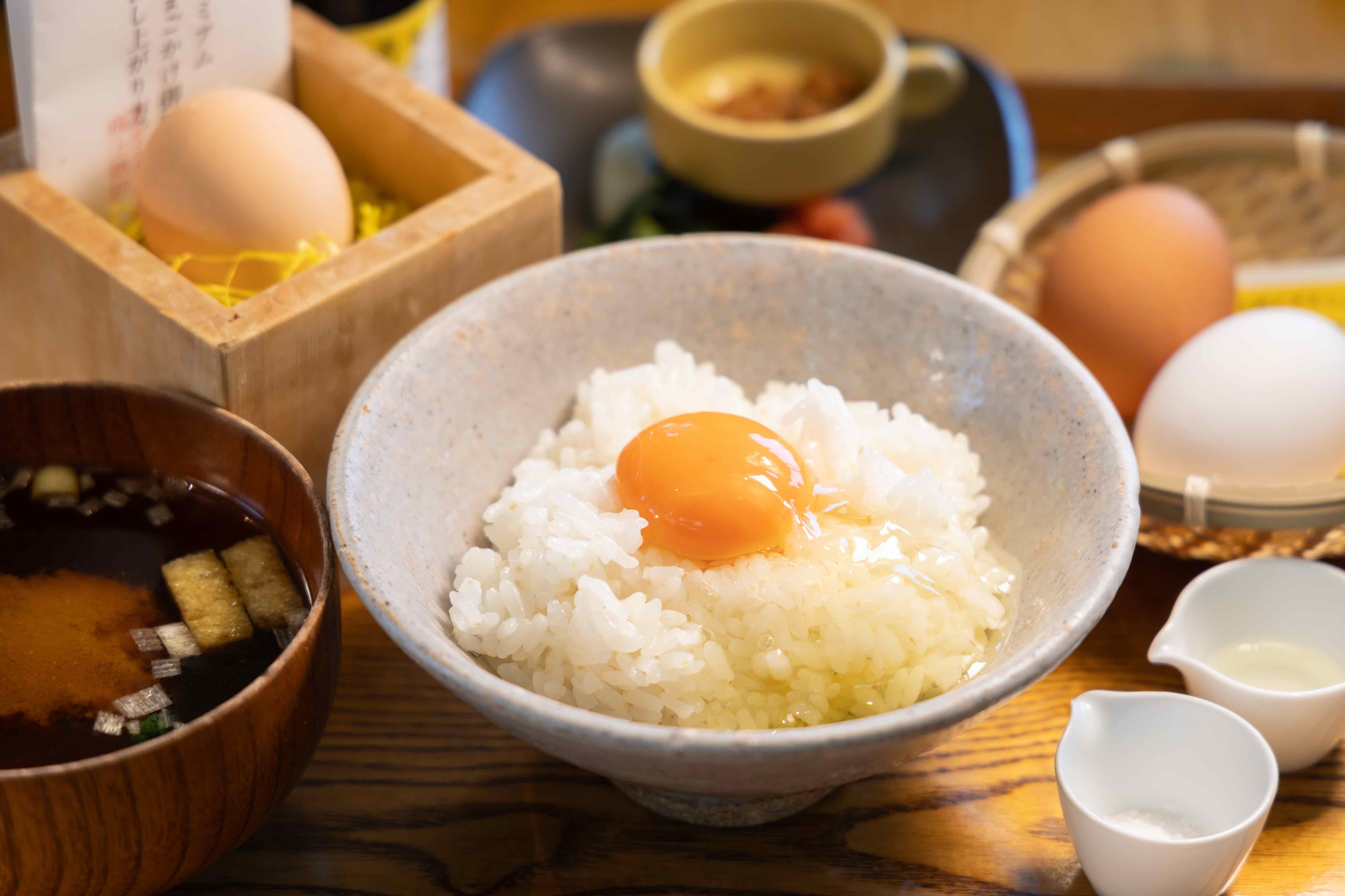「プレミアムたまごかけご飯御膳セット」使用名古屋コーチン頂級雞蛋，搭配ろく助鹽與紫蘇油，生蛋拌飯最能展現原始蛋香。（1,780日圓／份，約NT$348）
