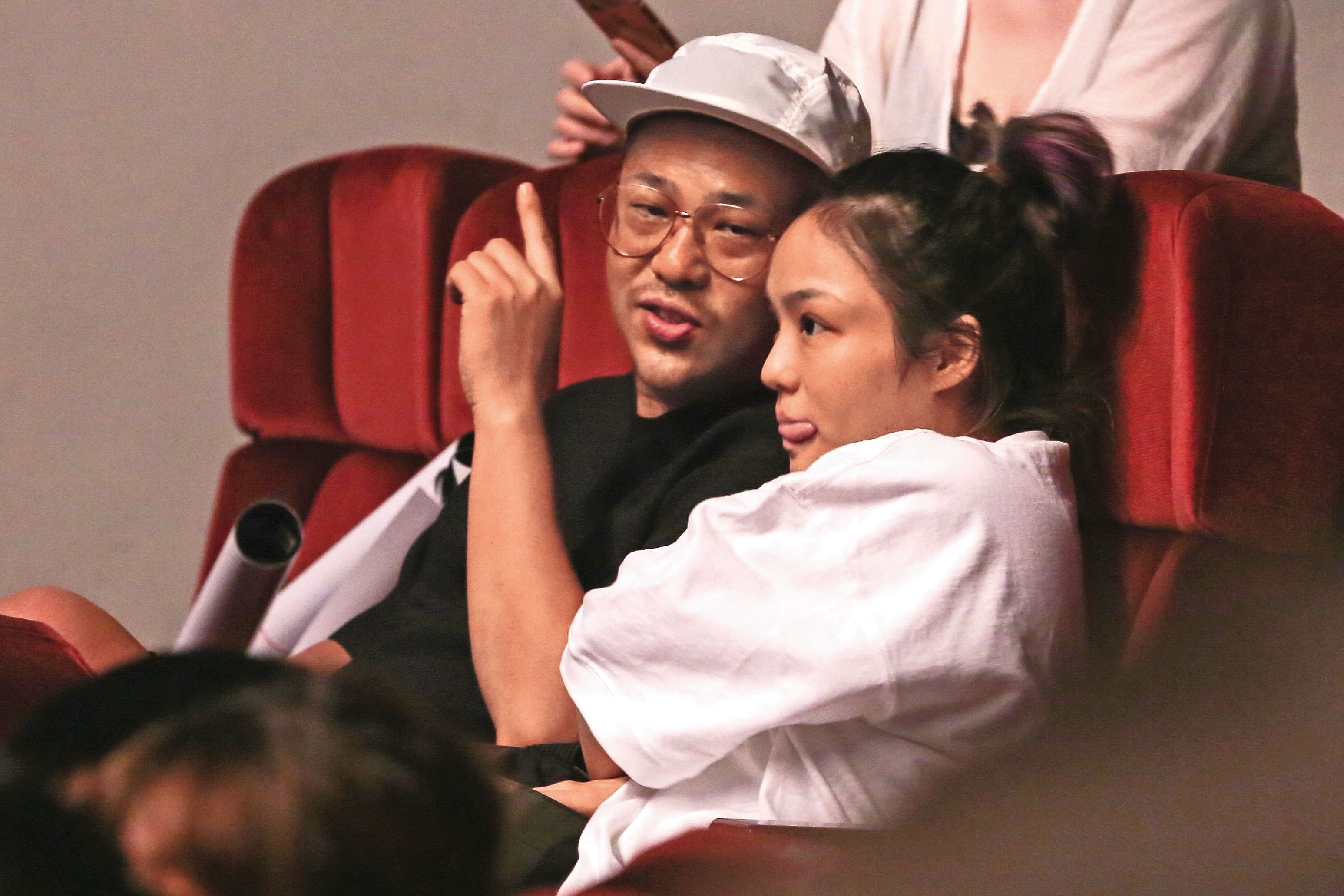 徐佳瑩（右）、比爾賈（左）公開戀情之後，2017年甜蜜現身盧廣仲的演唱會。