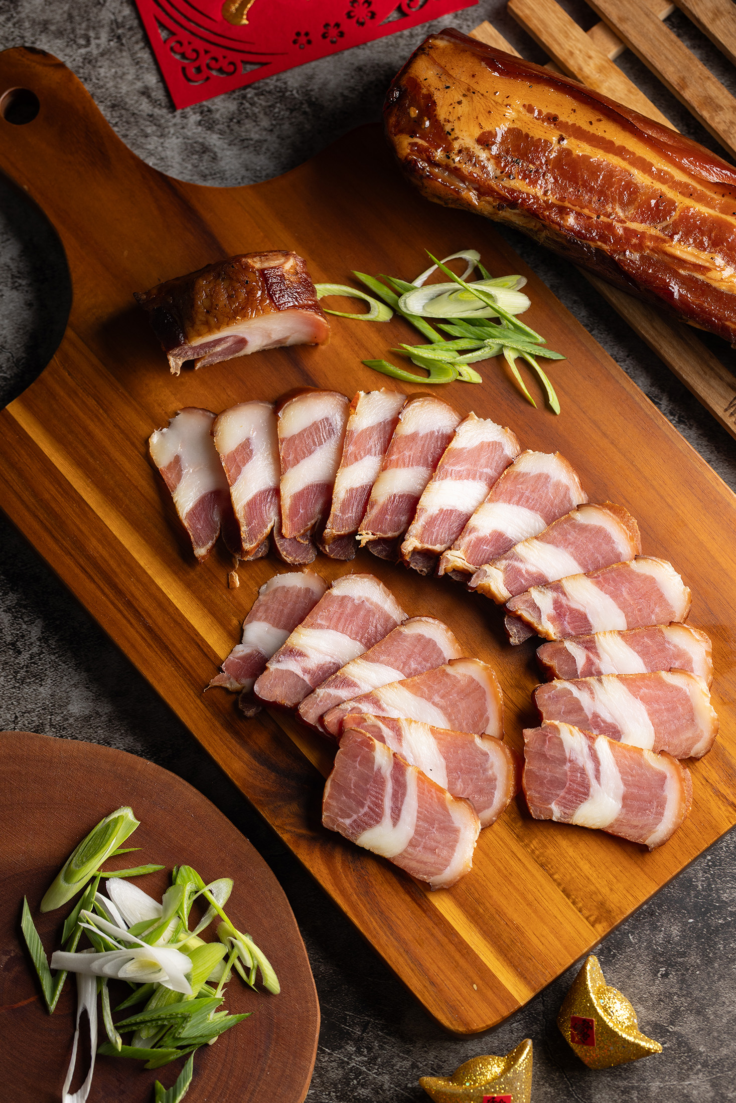 「湖南臘肉」經中藥醃漬與煙燻賦味，店家還貼心提供剔除肉頭肉尾的小包裝，讓小家庭買回家即可輕鬆料理。（420元／斤）