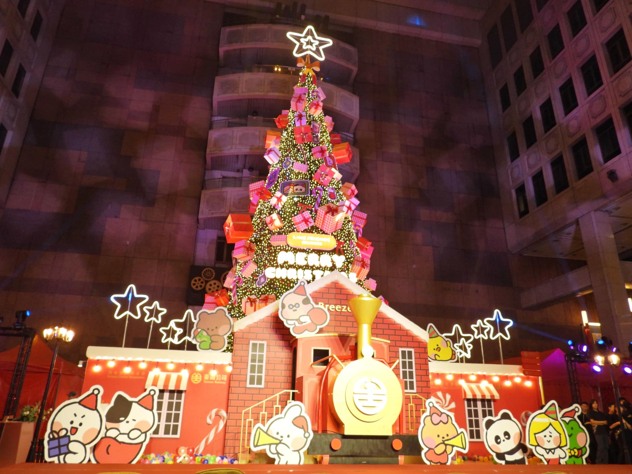 今年台北車站大廳耶誕樹高度近24公尺，再次打破台灣室內耶誕樹最高紀錄。（翻攝臉書＠國營臺灣鐵路股份有限公司）