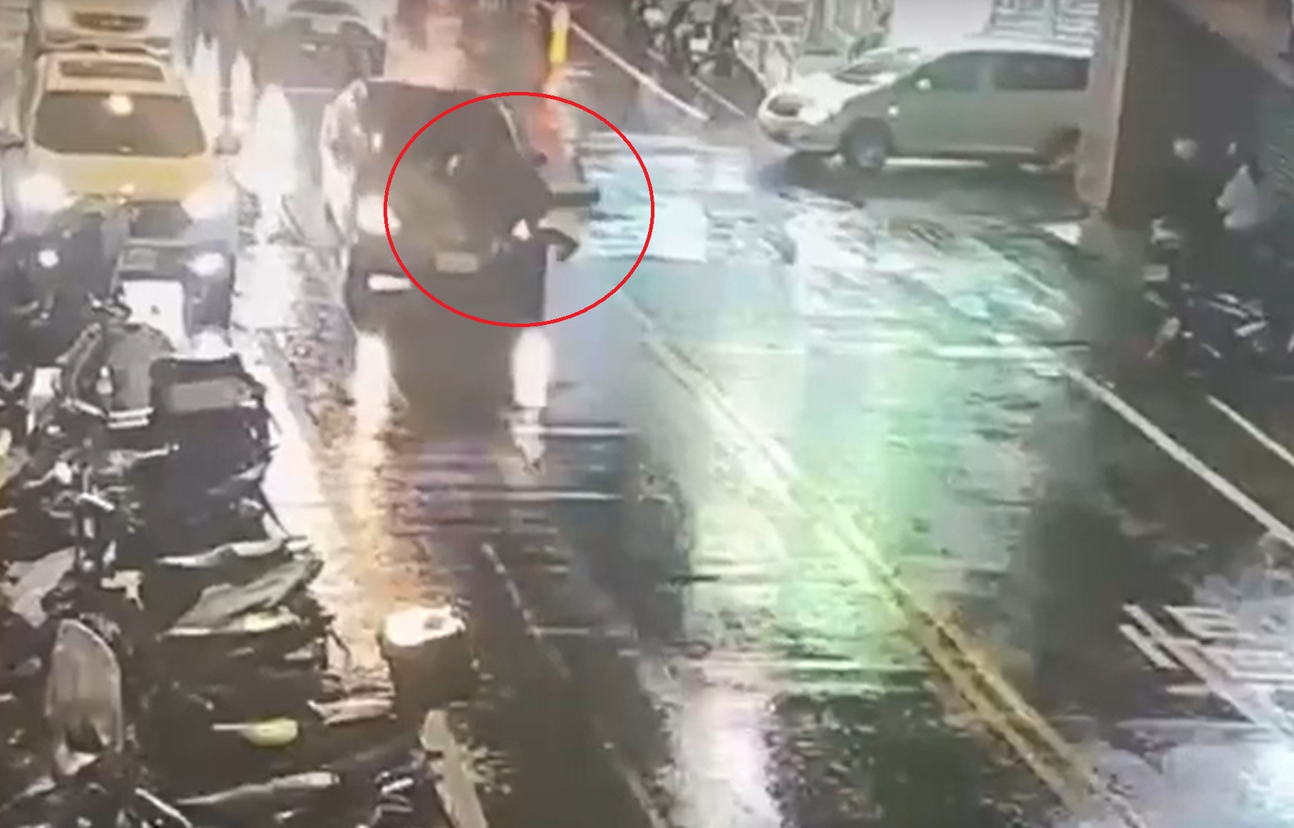 賴姓女子昨晚駕車行經基隆市新豐街路口，疑夜晚陰雨天未注意前方狀況，也未禮讓行人，撞上快步過馬路的劉姓男子，所幸劉男僅受到輕傷。（翻攝畫面）