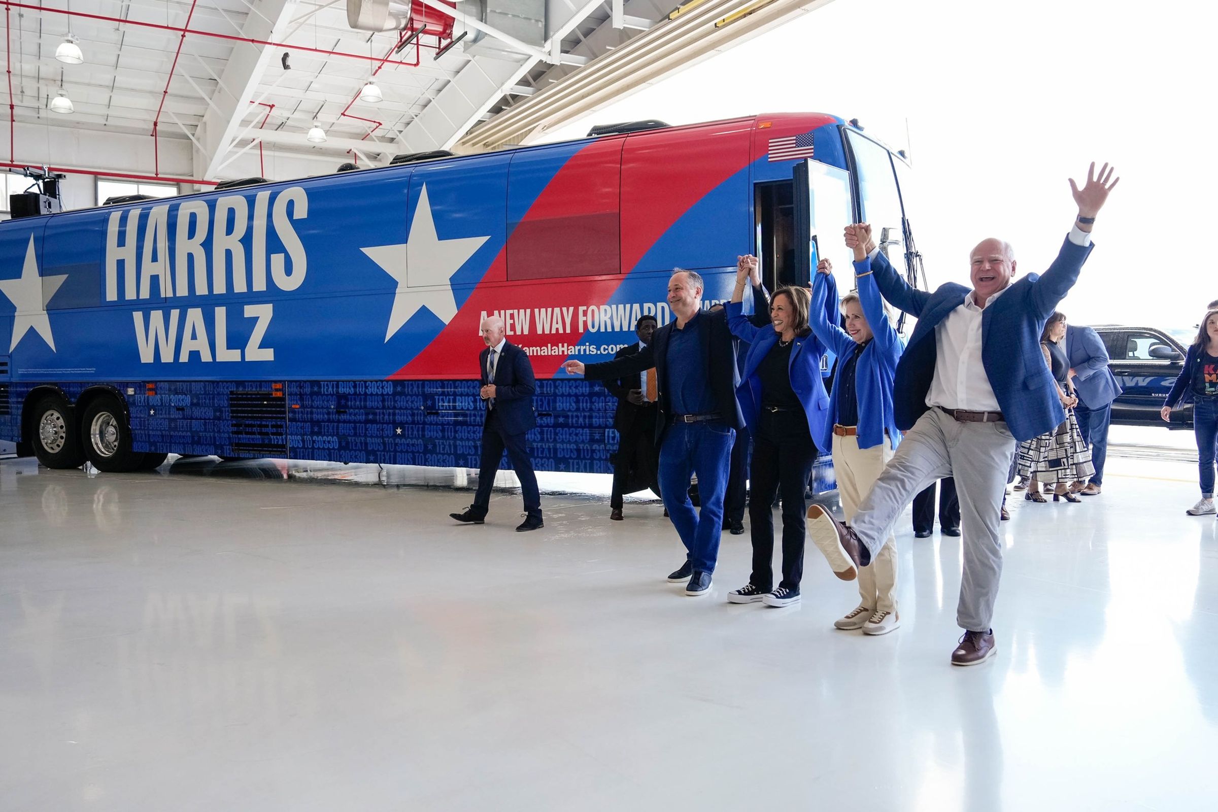 副總統賀錦麗(Kamala Harris)與參選搭檔明尼蘇達州州長提姆.華茲(Tim Walz)攜配偶啟程展開賓夕法尼亞州的巴士巡迴。(翻攝自臉書@Kamala Harris)
