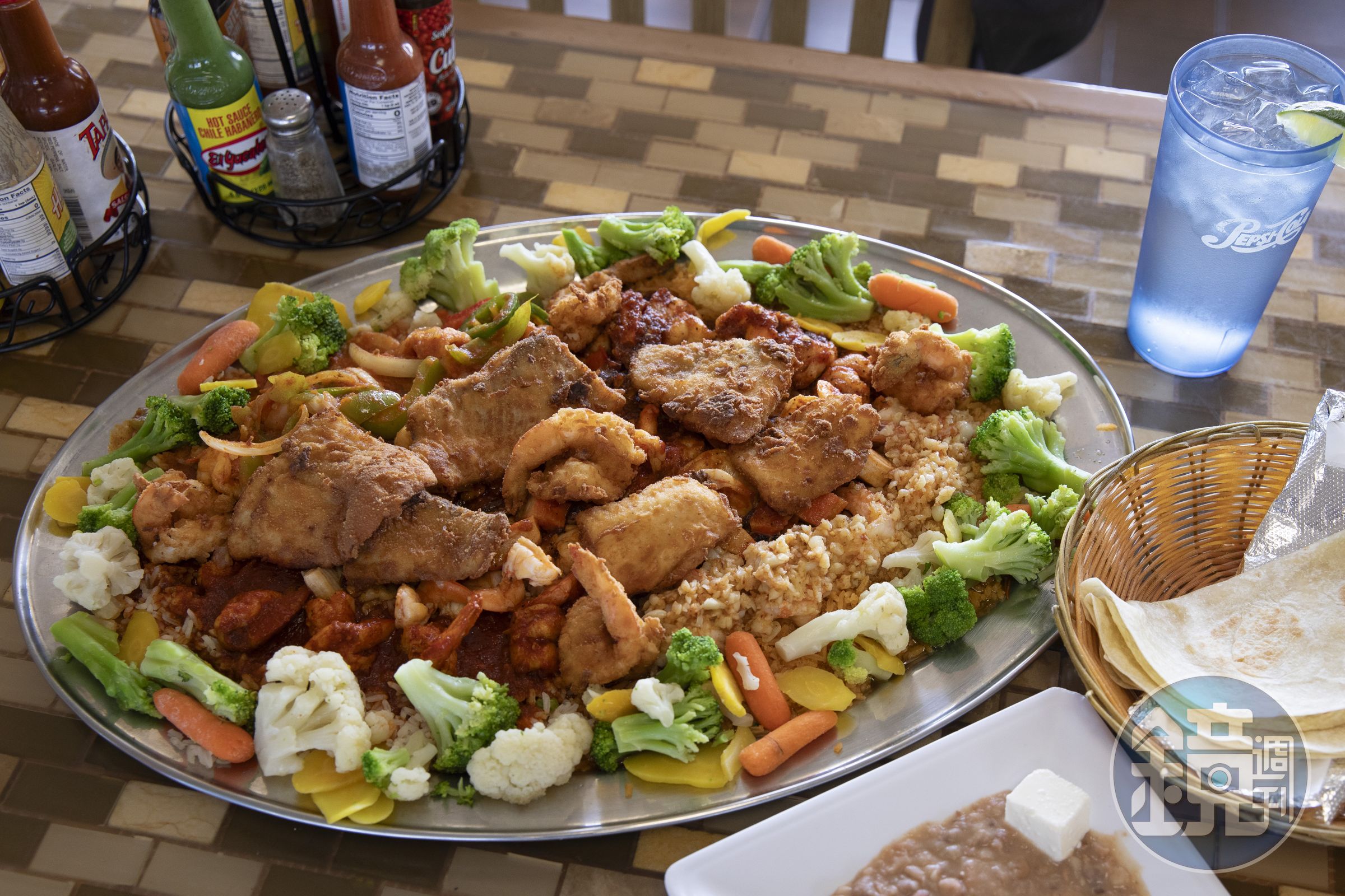 若到加州里德利,汪松林建議可以到墨西哥餐廳體驗道地美食,例如海鮮拼盤,炸魚、炸蝦都炸得香酥脆。(Parrillada de Mariscos,約台幣2,950元/4人份)