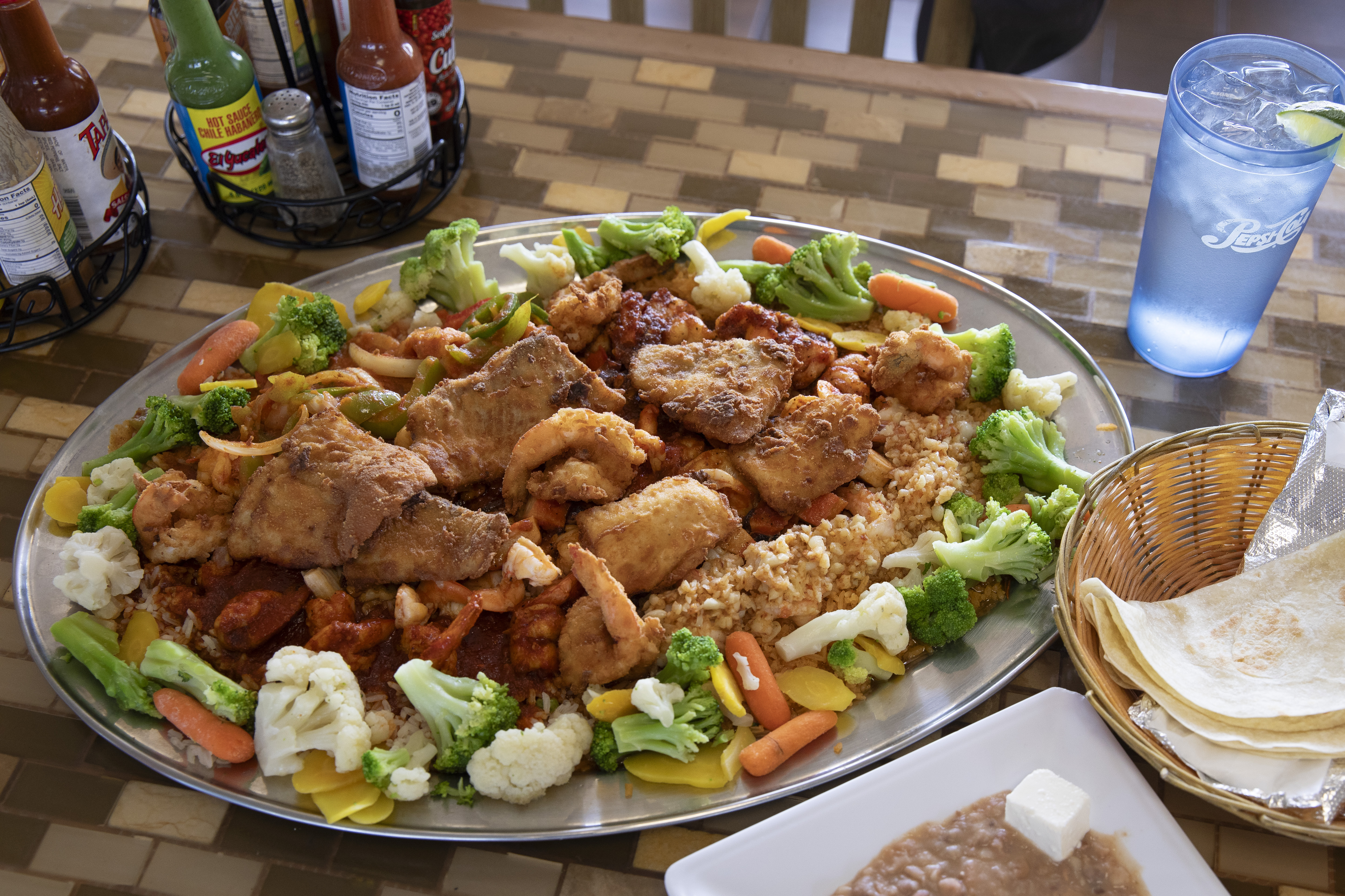 若到加州里德利，汪松林建議可以到墨西哥餐廳體驗道地美食，例如海鮮拼盤，炸魚、炸蝦都炸得香酥脆。（Parrillada de Mariscos，約台幣2,950元/4人份）