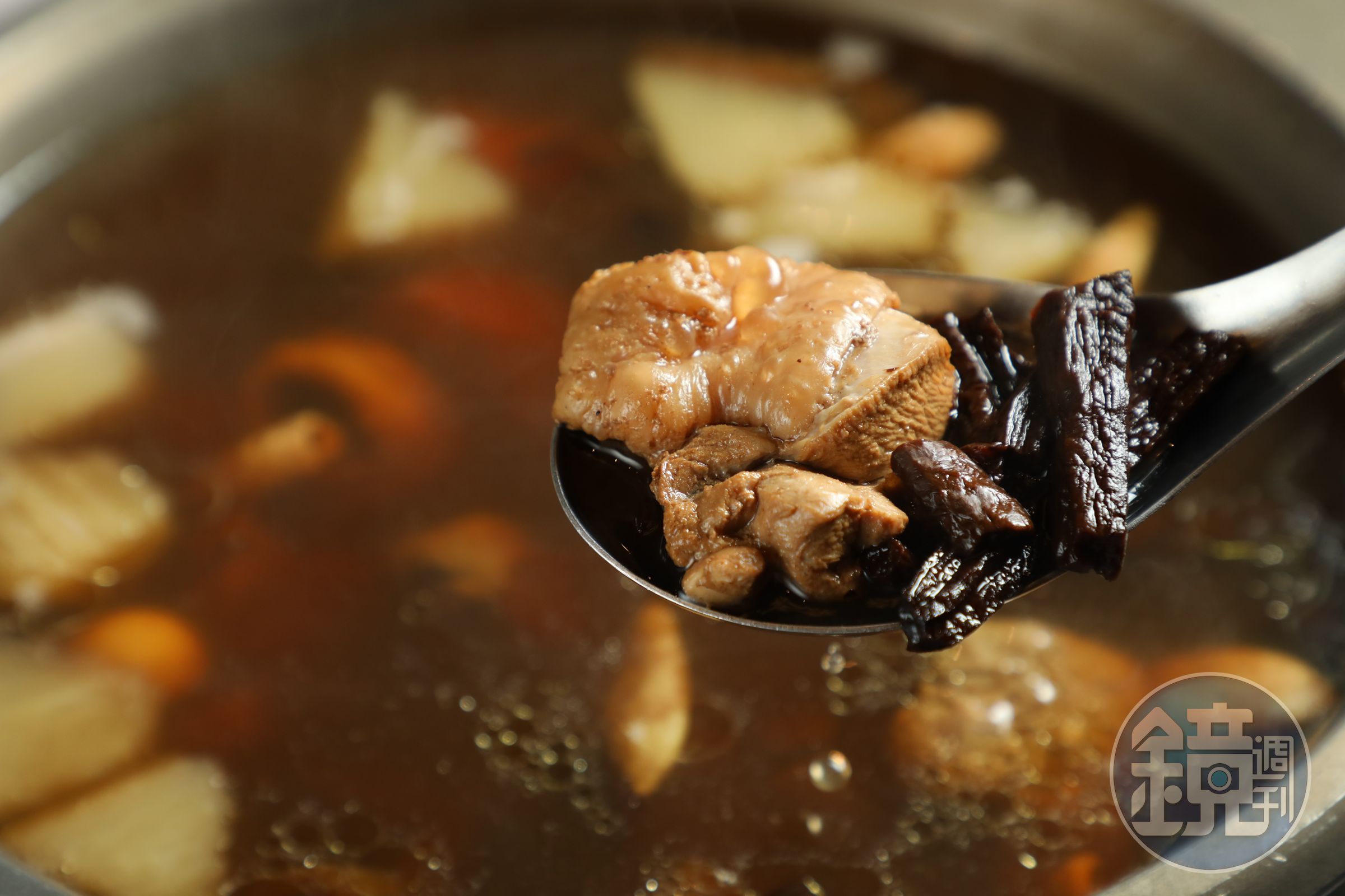 「老菜圃三代雞湯」選用陳年老菜圃細火慢熬，湯頭甘醇回甘。（820元／份）