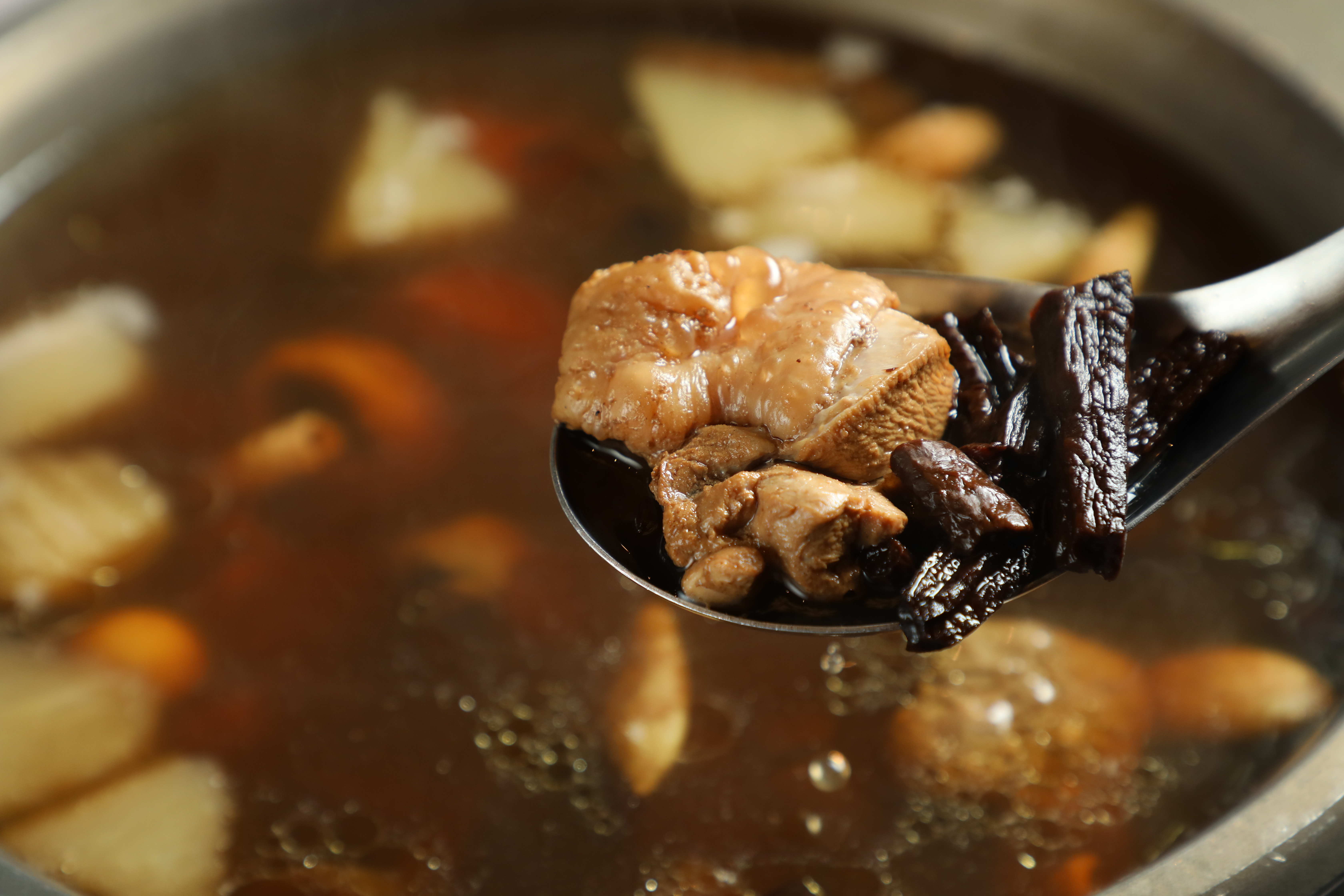 「老菜圃三代雞湯」選用陳年老菜圃細火慢熬，湯頭甘醇回甘。（820元／份）