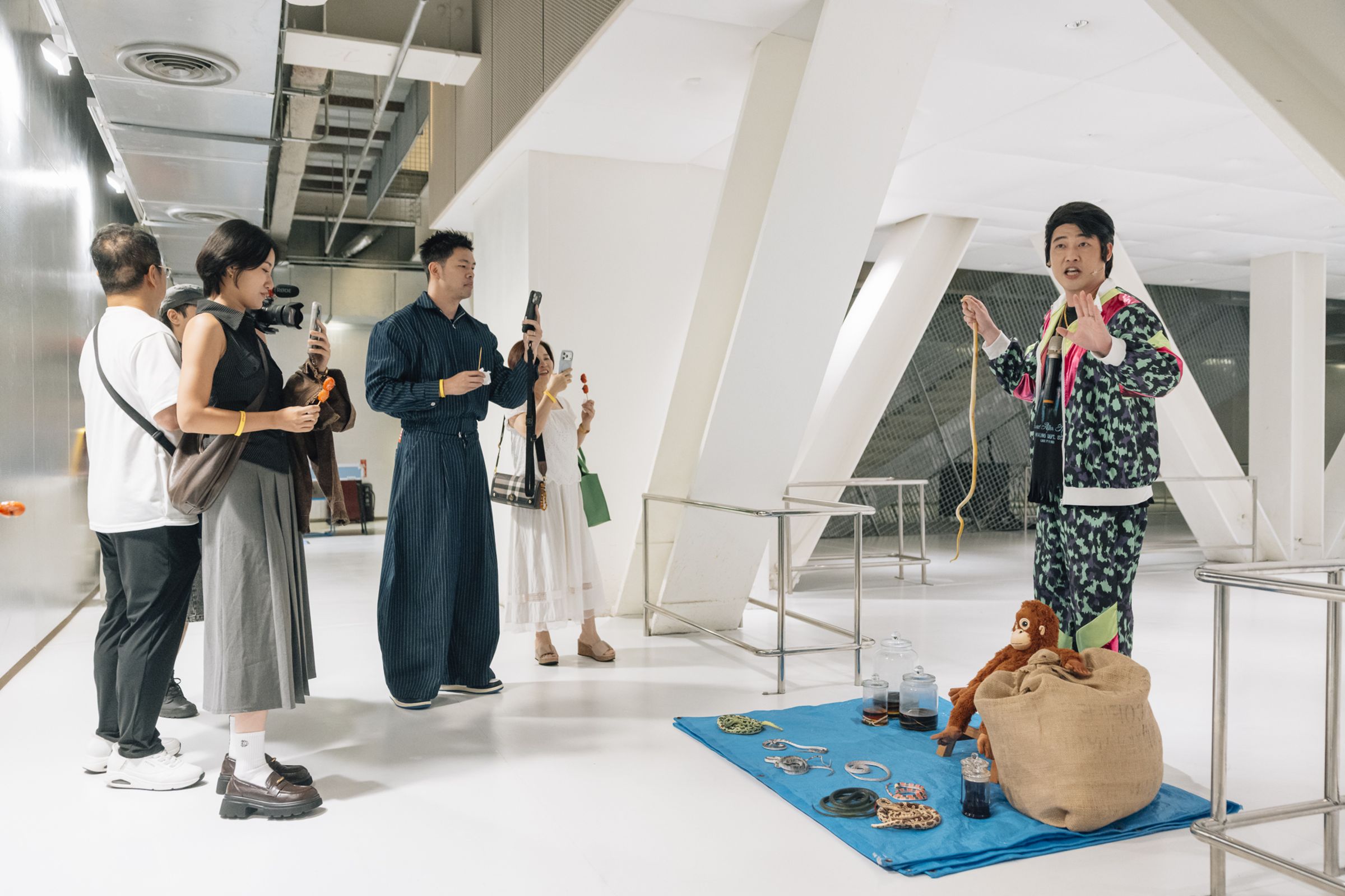 主創團隊以逛夜市的景象為靈感，觀眾踏進場館就會看到各式小型演出。（全民大劇團提供）