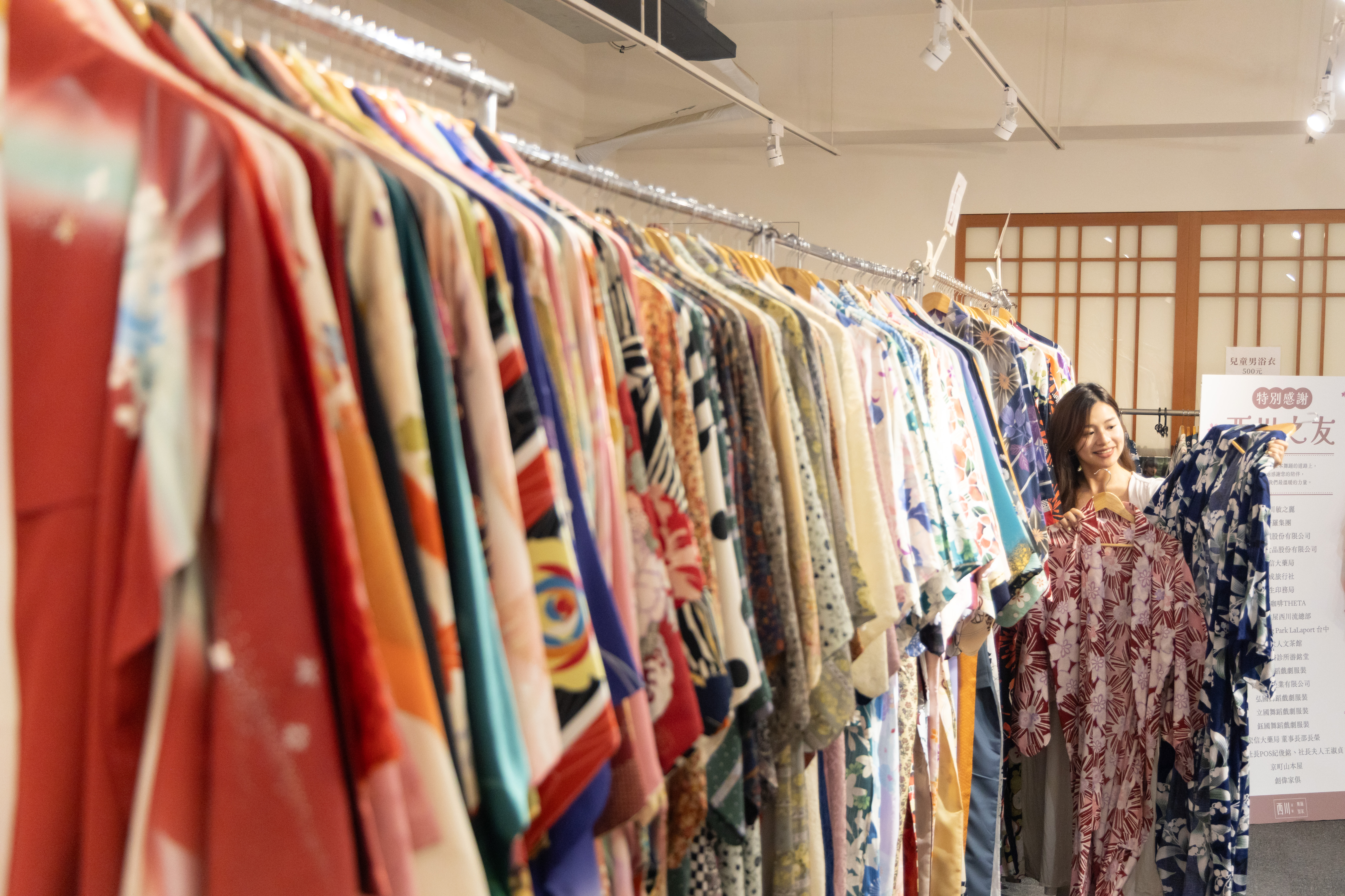 店內有袴、浴衣、小紋和服、振袖和服、蕾絲和服等可挑選,涵蓋傳統古典與和洋浪漫等多種風格。