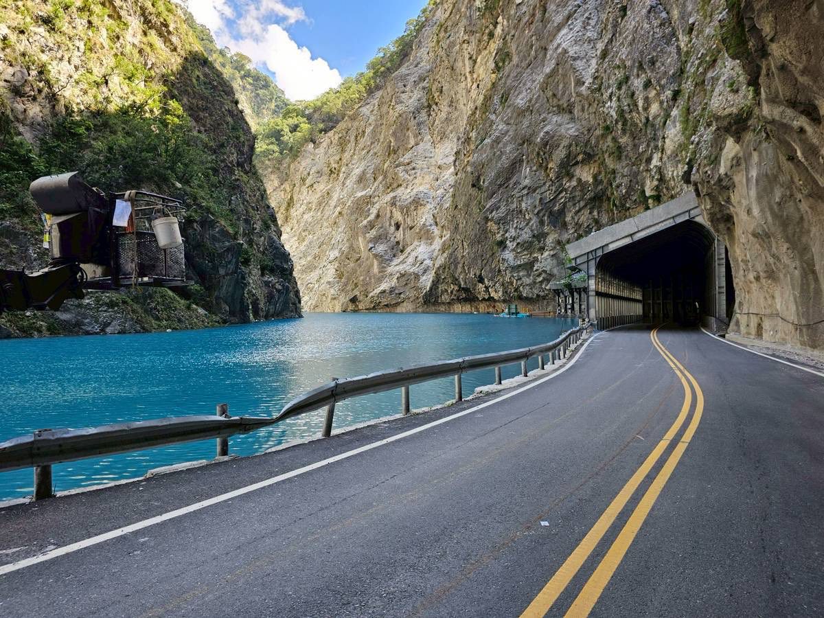 立霧溪燕子口一帶的堰塞湖湖水呈現「夢幻藍綠色調」，雖美卻潛藏潰堤風險。（翻攝自臉書 / 太魯閣國家公園）