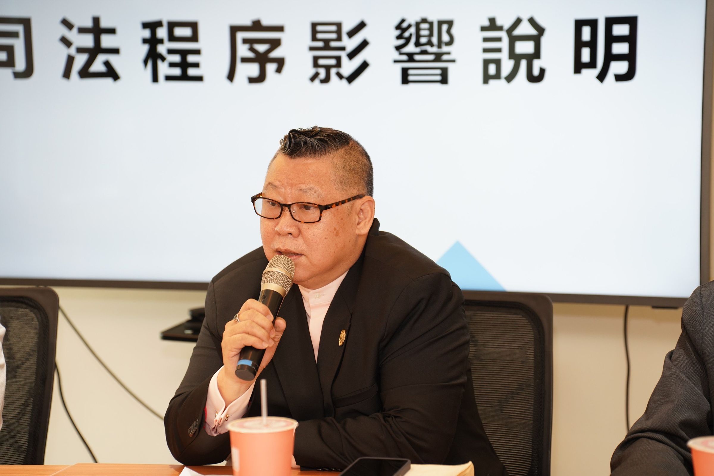 新華泰富律師魏憶龍強調該公司營運穩定、財務健全，已啟動法律程序。（新華泰富提供）