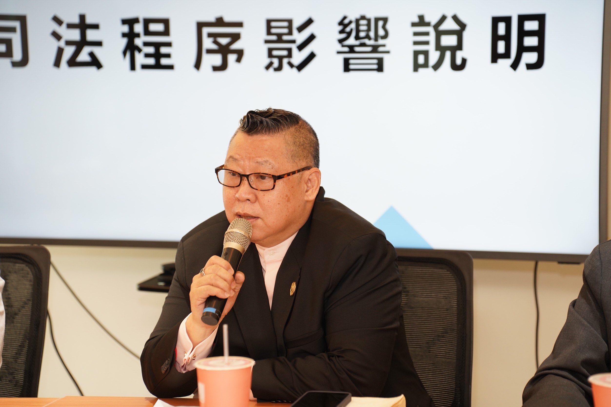 新華泰富律師魏憶龍強調該公司營運穩定、財務健全，已啟動法律程序。（新華泰富提供）