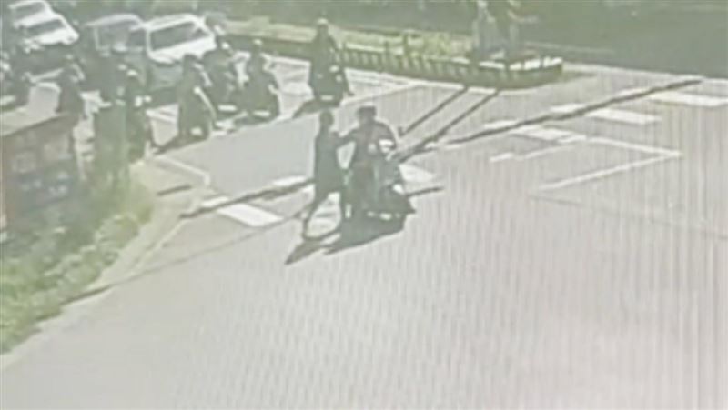 中壢一名女騎士在停等紅燈時,突遭陌生男子掐頸恐嚇。(翻攝畫面)
