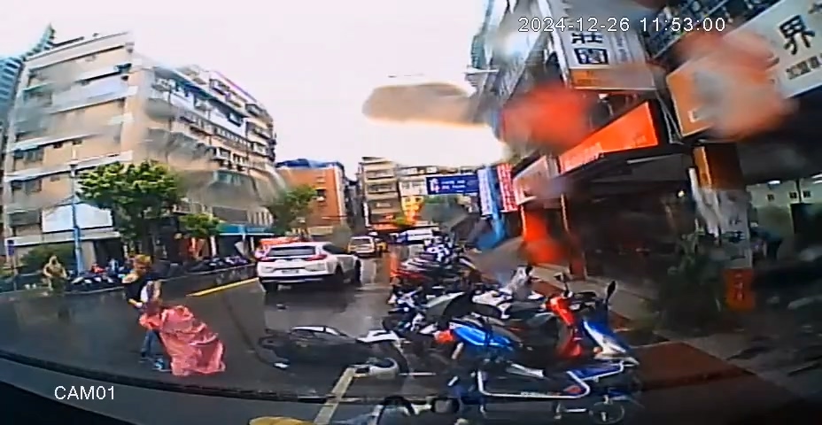 新北市土城區7日發生驚悚命案，一名謝姓男子當街砍殺自己的妻子與小姨子，造成2人死亡。（翻攝畫面）