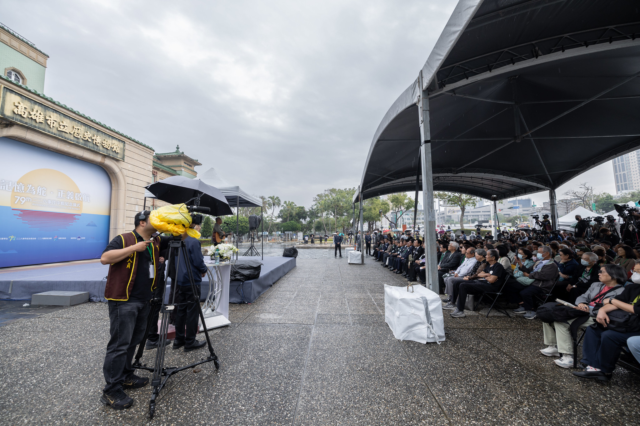 今日228事件79週年中樞紀念儀式活動前，有受難家屬不滿背景音樂氣氛太歡樂，向主辦單位抗議。（總統府提供）