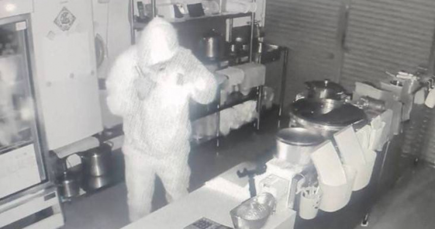 澎湖一間小吃店連2年擲筊所獲的獎品「山水金龜王」遭防塵衣怪盜鎖定行竊。（翻攝畫面）