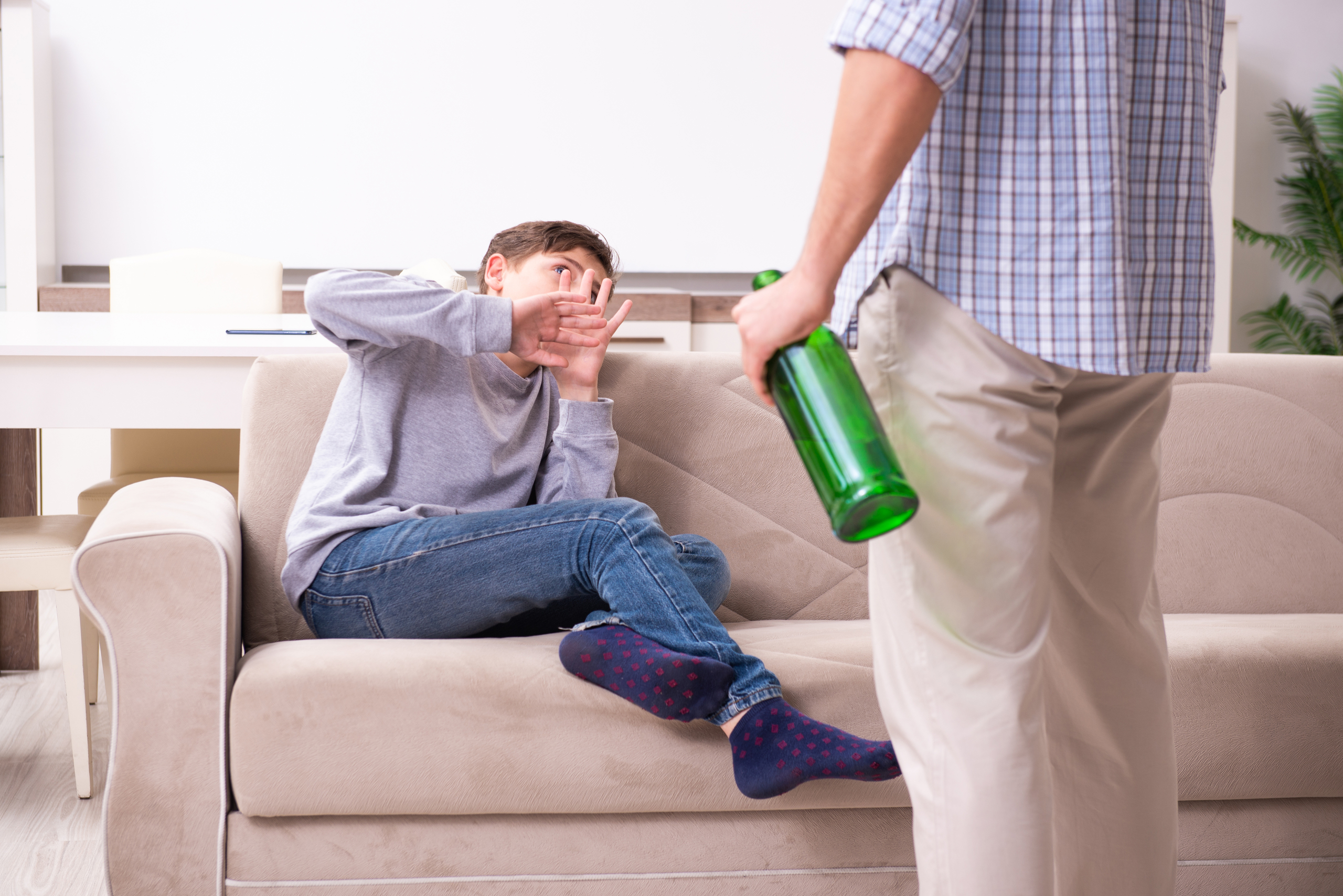 「請給我一碗炸醬麵」…9歲童假裝叫外送報警救母 一句暗號讓家暴父3分鐘內落網