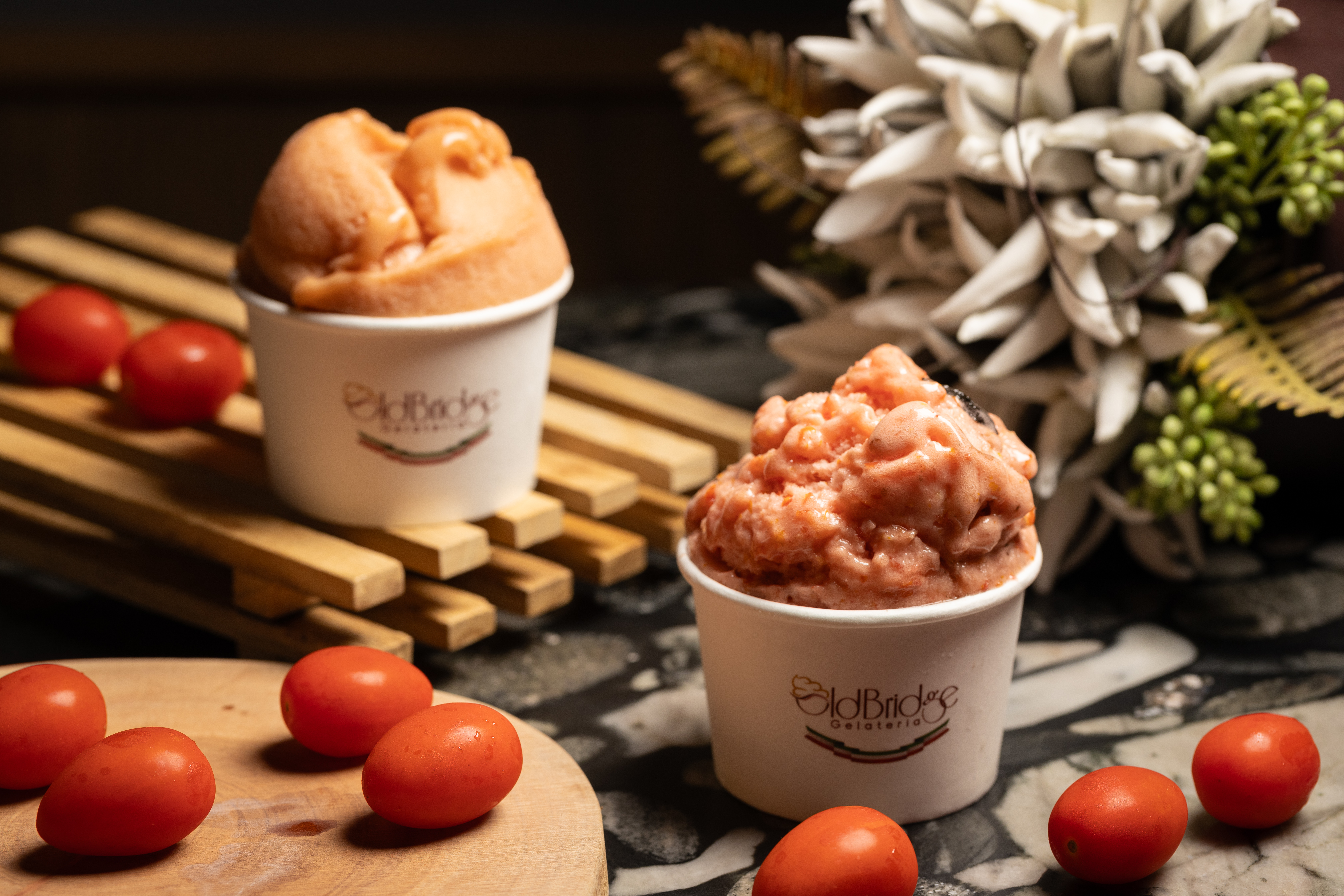 Old Bridge在台灣打造台味十足的限定口味「紅心芭樂」（左）與吃得到蜜餞的 「蕃茄梅子」（右）。（200元／小杯，可選兩2種口味）