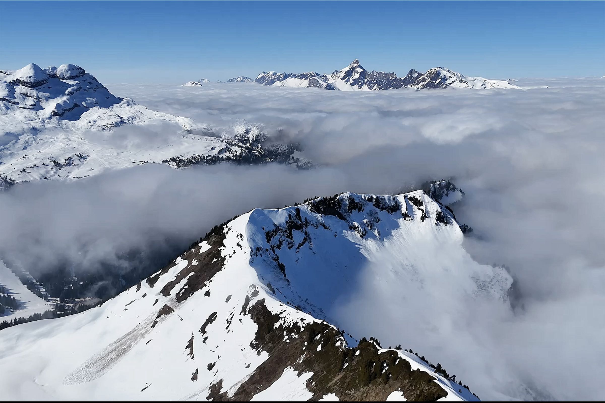 Grand Massif滑雪場在冬末初春之時，幾乎每天都有機會看到雲海。（滑雪兄妹Will&Hana提供）