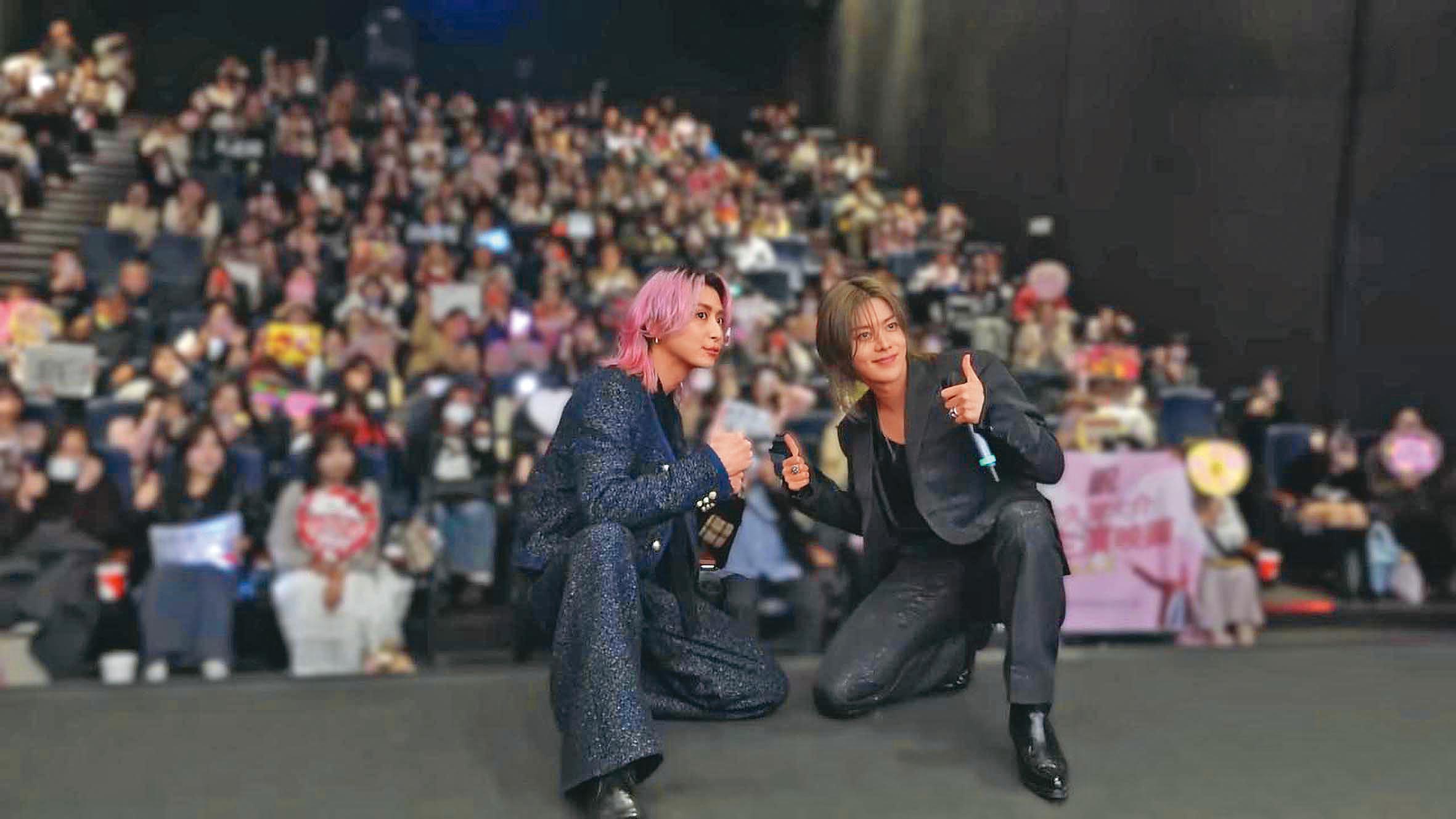 中本悠太（右）與佐久間大介（左）為宣傳《舞林殺手》在韓國聚首，合體跑宣傳與當地影迷互動。（翻攝自IMBC）