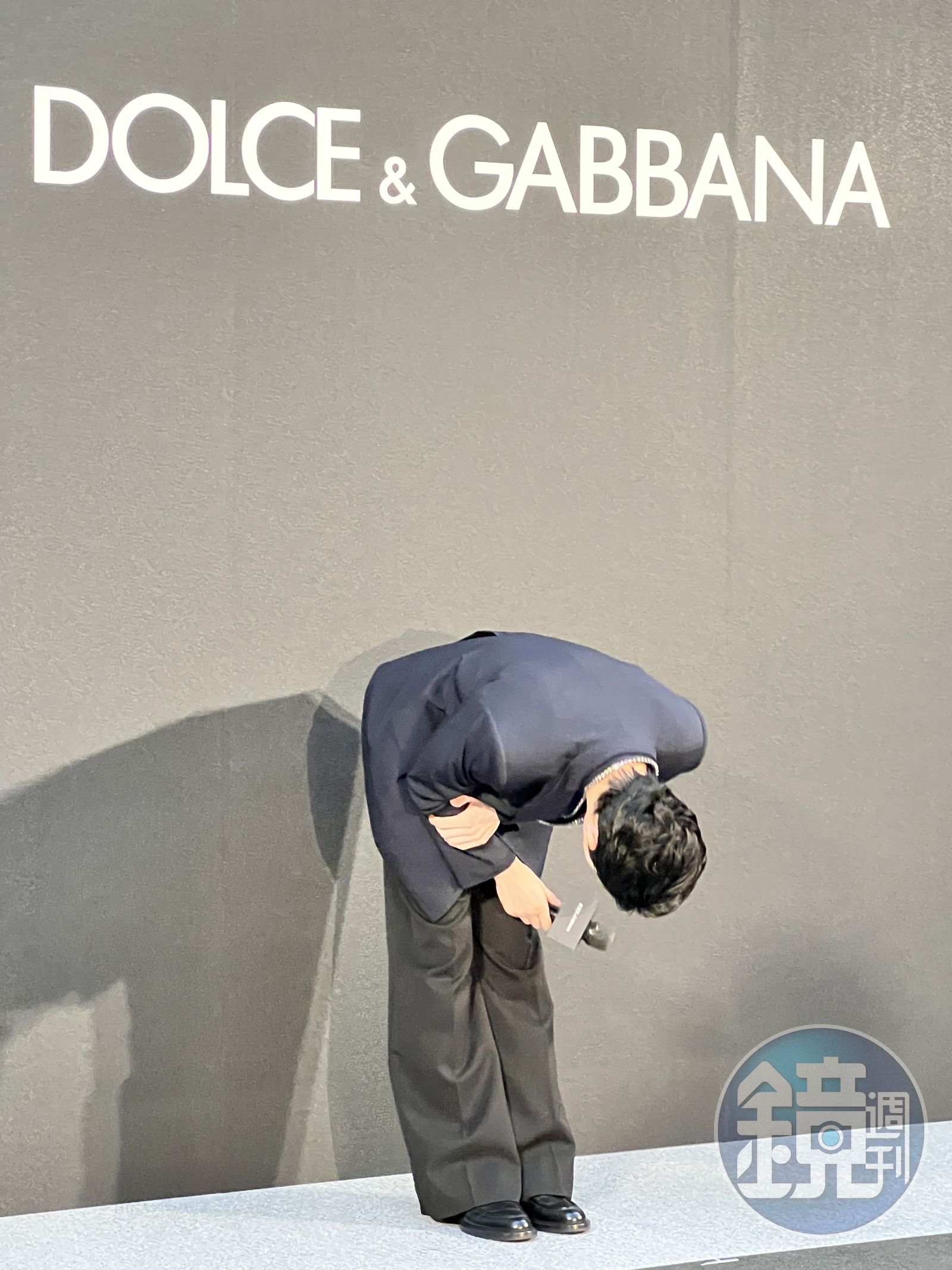 李洙赫三次鞠躬都是深深的90度展現感謝與誠意,令人印象深刻。