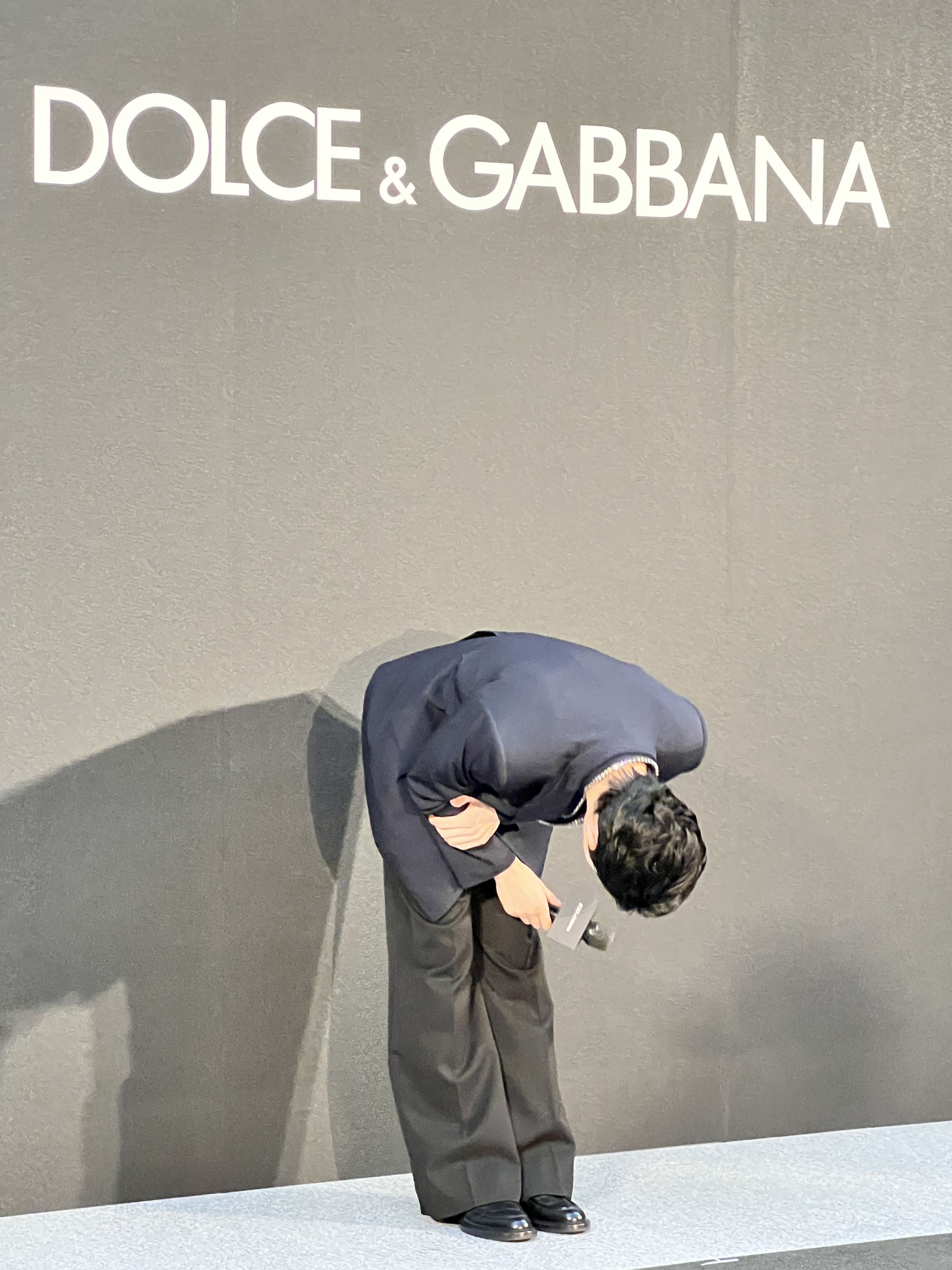 李洙赫三次鞠躬都是深深的90度展現感謝與誠意，令人印象深刻。